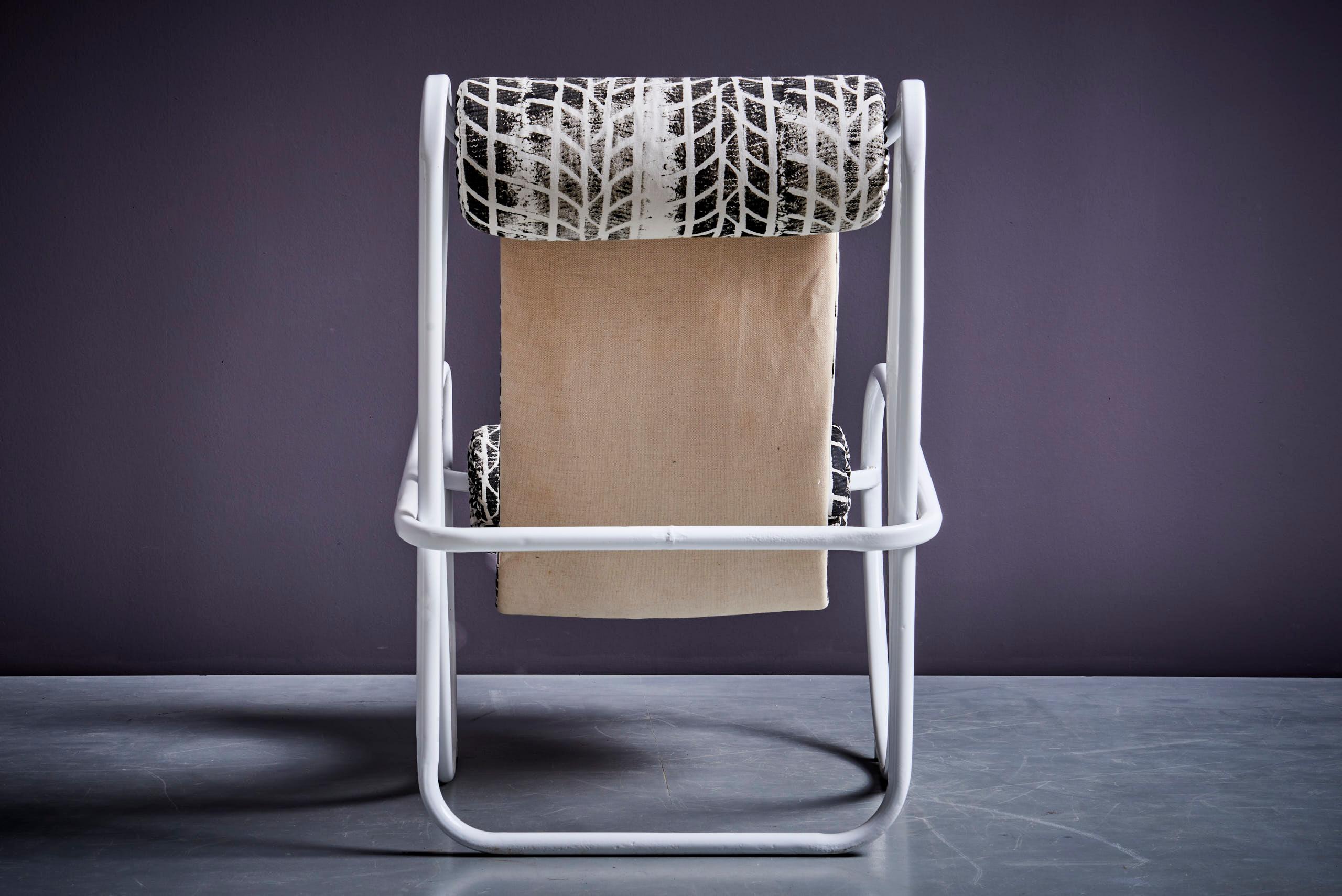 Paire de chaises longues Gae Aulenti Curated by Michael Sailstorfer en vente 3