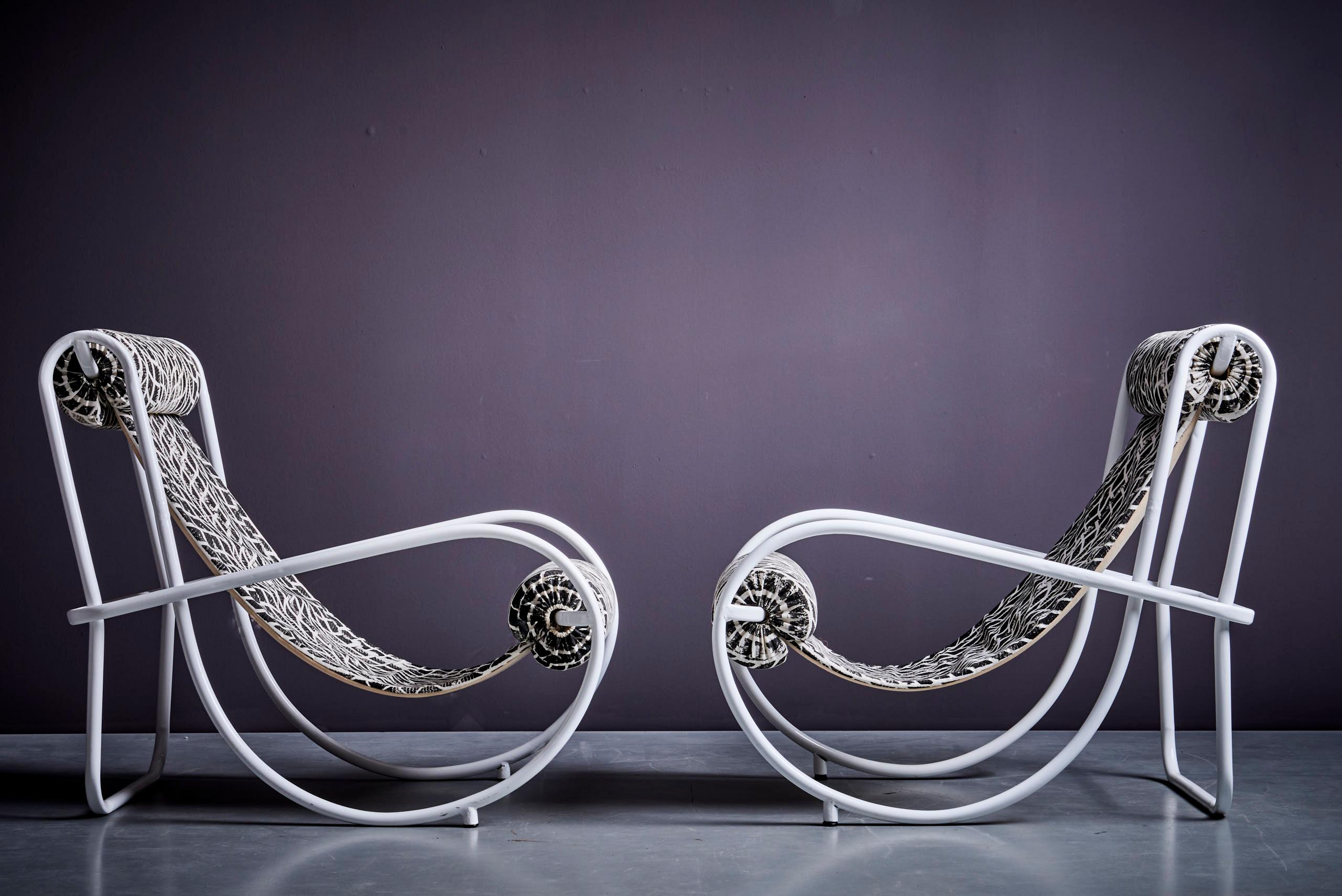 La chaise longue Locus Solus de Gae Aulenti est réimaginée avec un tissu à motif de pneu de Michael Sailstorfer. Cette fusion entre le design tout en courbes d'Aulenti et l'esthétique industrielle de Design/One crée un contraste audacieux, mêlant