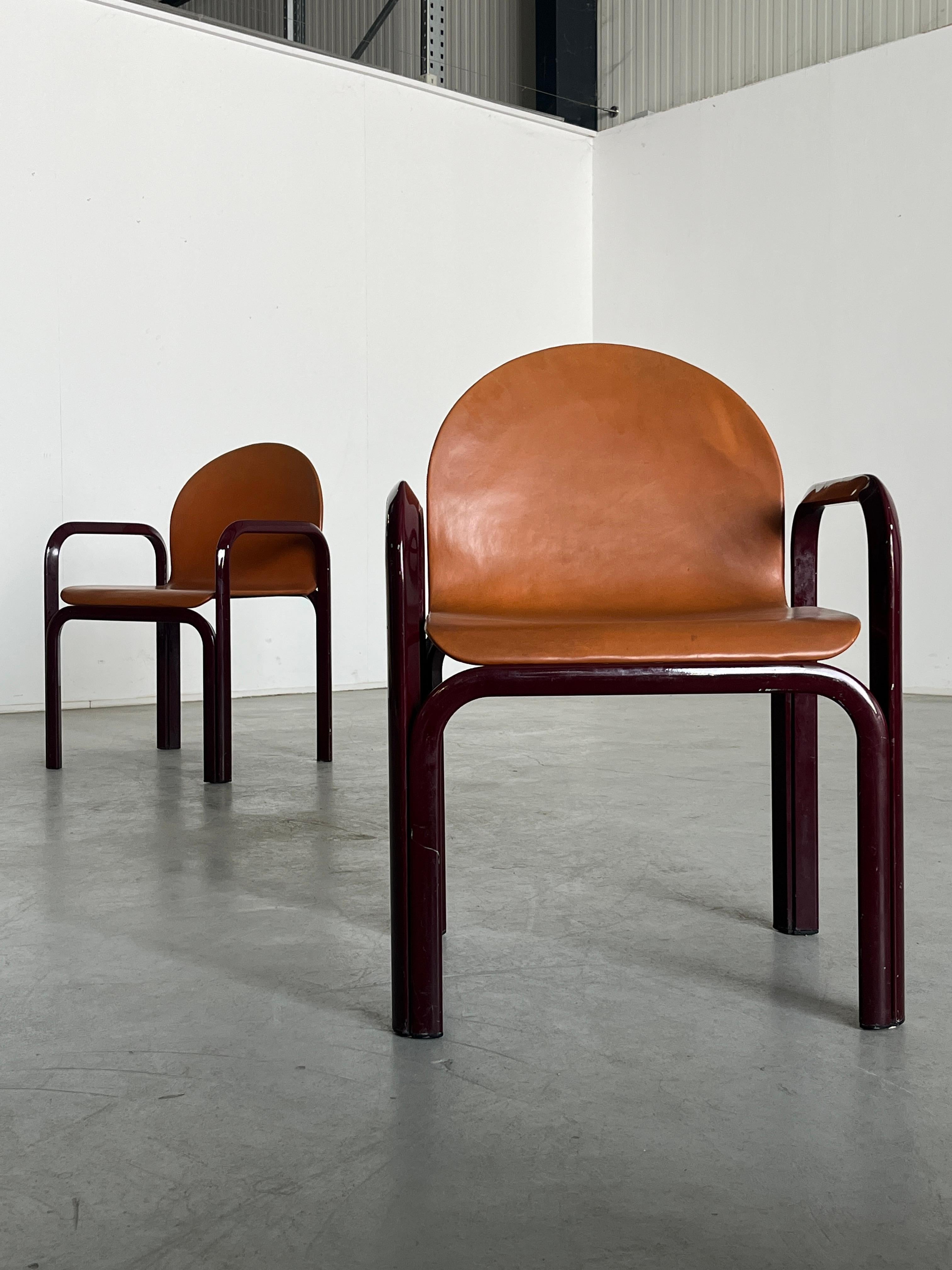 Ein Paar Gae Aulenti 'Orsay' Sessel für Knoll International in Cognac Leder (Ende des 20. Jahrhunderts) im Angebot