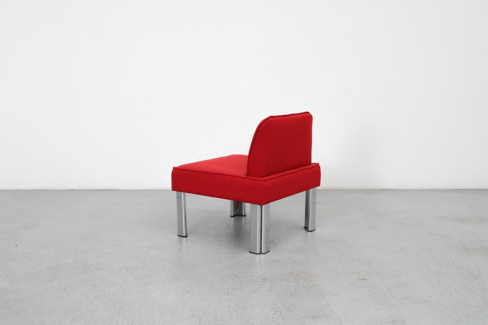 Pareja de sillones de salón sin brazos rojos MOD bajos estilo Gae Aulenti con patas de aluminio en venta 4