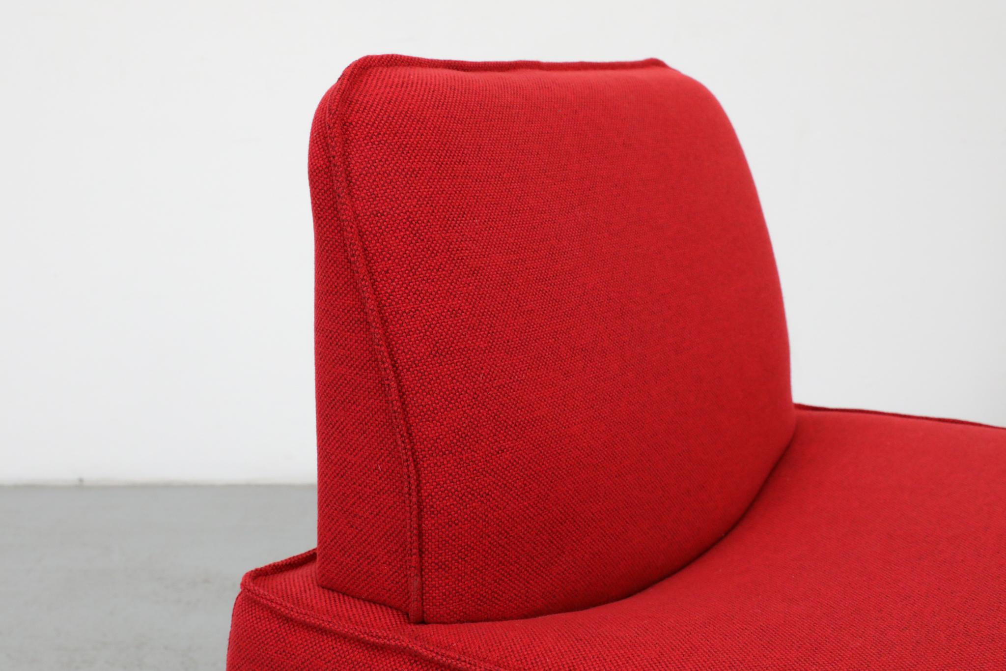 Pareja de sillones de salón sin brazos rojos MOD bajos estilo Gae Aulenti con patas de aluminio en venta 6