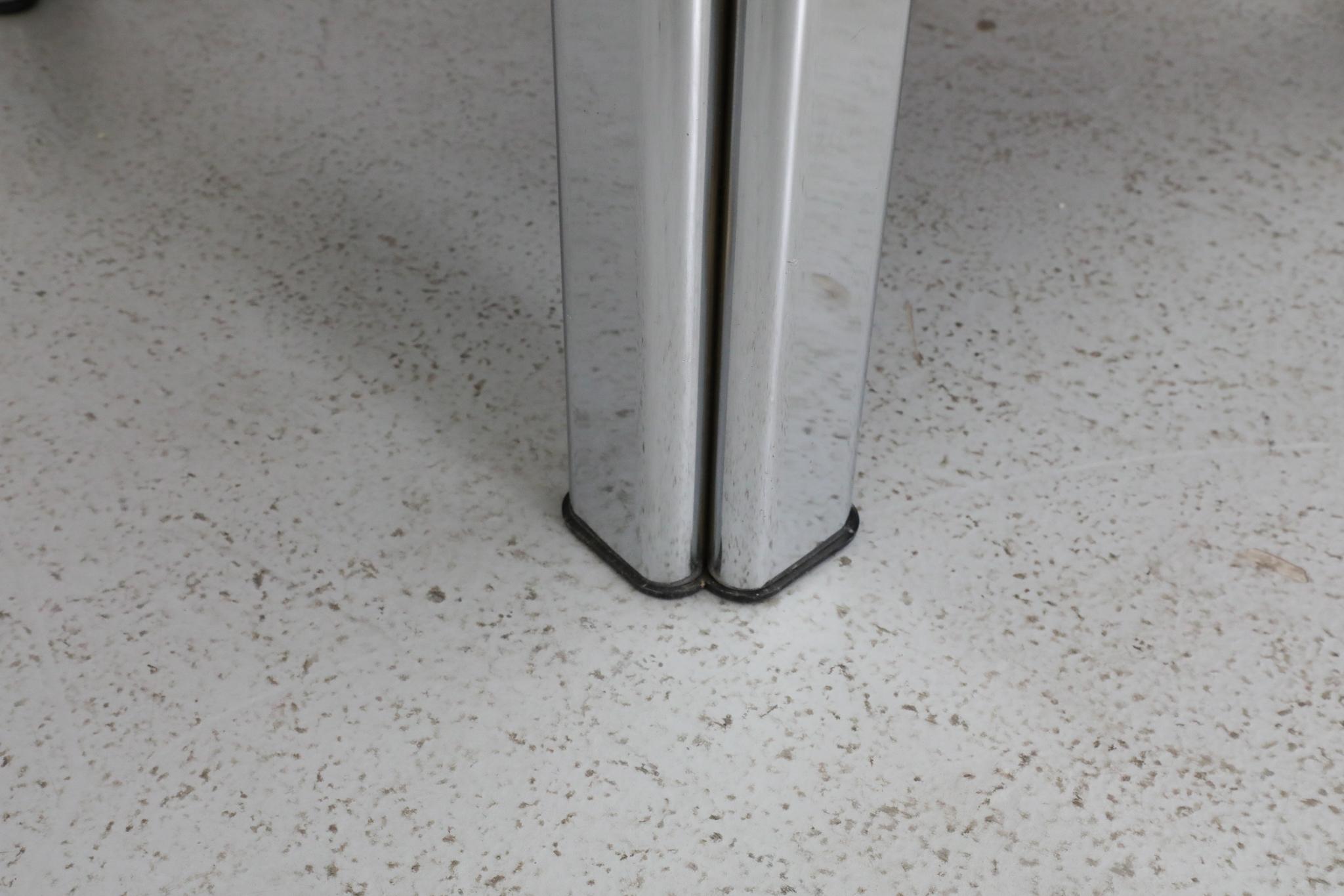 Pareja de sillones de salón sin brazos rojos MOD bajos estilo Gae Aulenti con patas de aluminio en venta 12