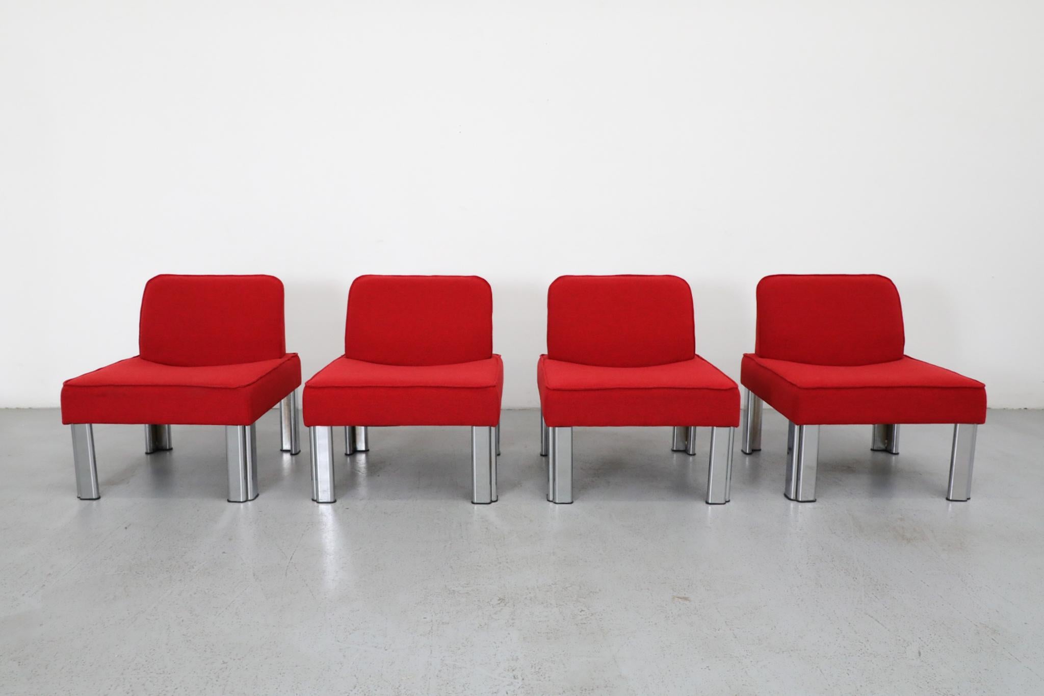 Pareja de sillones bajos sin brazos de estilo Gae Aulenti, con patas gordas de aluminio y tapizados en un tejido liso de dos tonos (rojo con complemento negro subyacente). Diseñado en Gran Bretaña por el fabricante de muebles patrimoniales Evertaut.