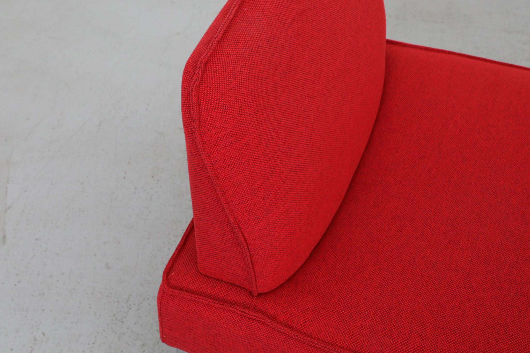 Pareja de sillones de salón sin brazos rojos MOD bajos estilo Gae Aulenti con patas de aluminio en venta 13