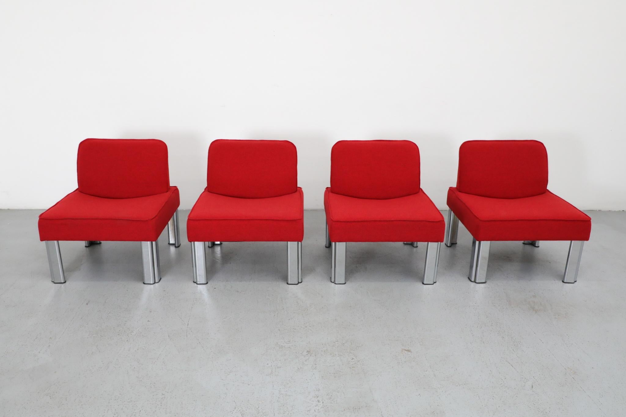Pareja de sillones de salón sin brazos rojos MOD bajos estilo Gae Aulenti con patas de aluminio Británico en venta