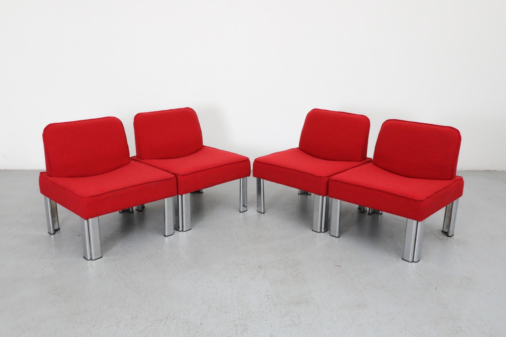 Pareja de sillones de salón sin brazos rojos MOD bajos estilo Gae Aulenti con patas de aluminio siglo XX en venta