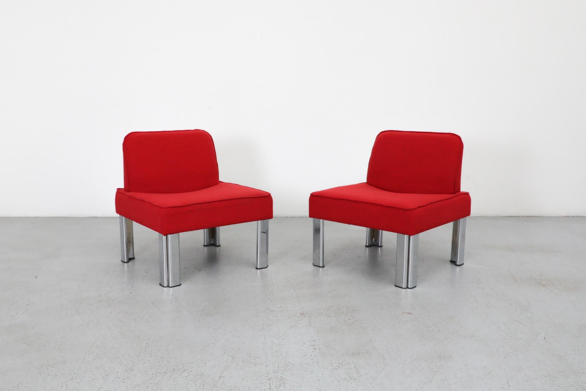 Pareja de sillones de salón sin brazos rojos MOD bajos estilo Gae Aulenti con patas de aluminio Aluminio en venta