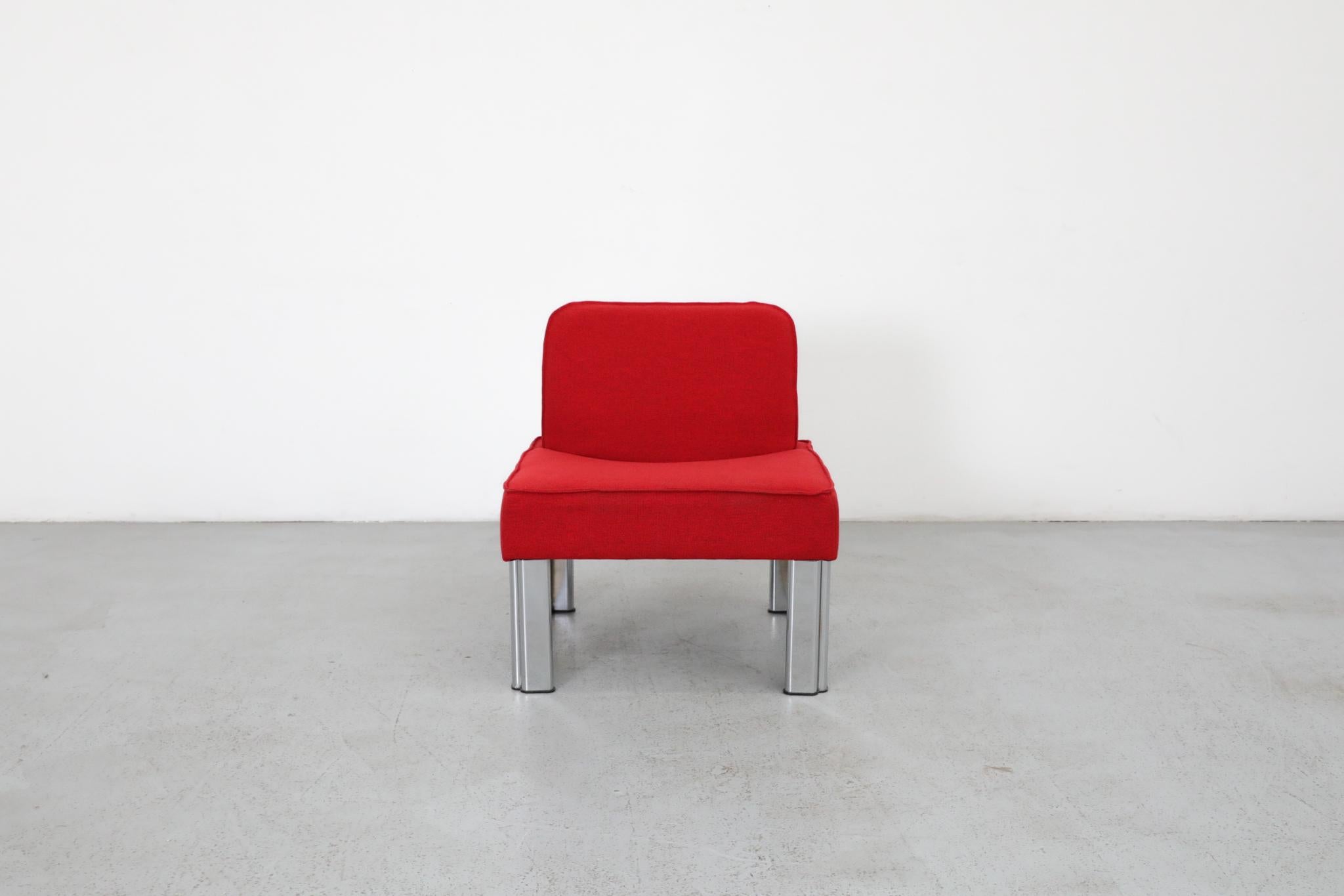 Pareja de sillones de salón sin brazos rojos MOD bajos estilo Gae Aulenti con patas de aluminio en venta 1