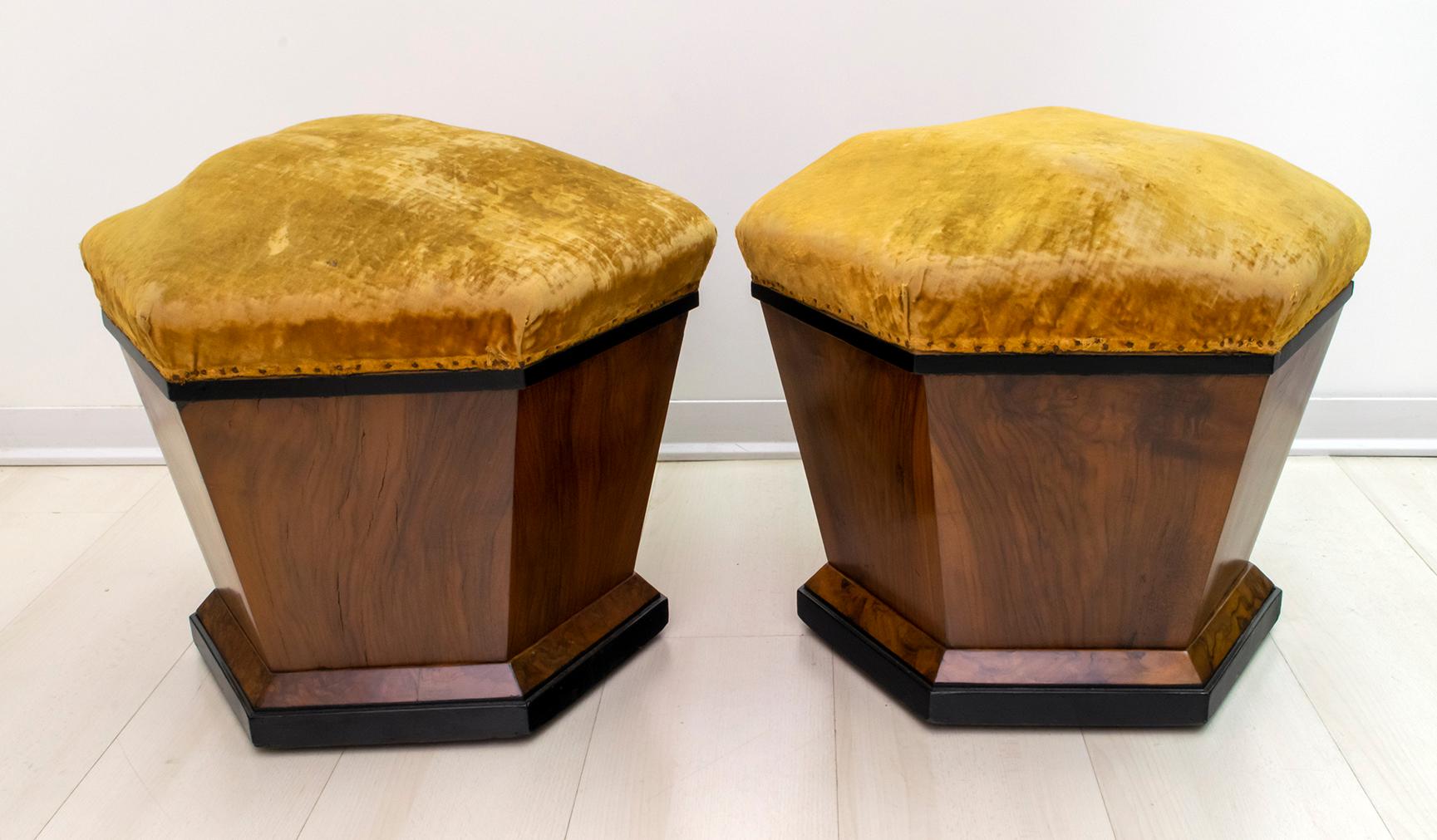This pair of poufs was produced by Gaetano Borsani's Varedo atelier, father of the famous design Osvaldo Borsani, in Italy in the 1920s, during the Art Deco period. The poufs are in walnut veneered beech and parts in ebonized wood, to be