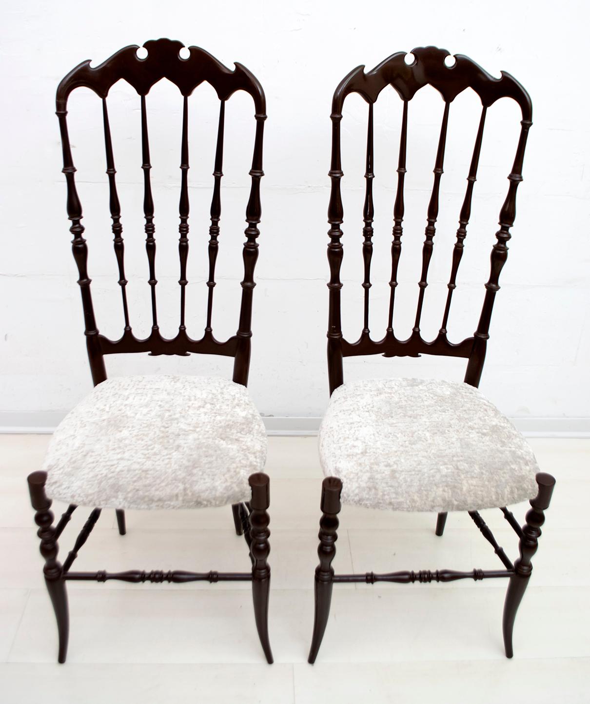 This pair of Chiavari typical chairs was designed by Gaetano Descalzi in the city of Chiavari in Italy, where they have since been produced in various models.
Made of brown lacquered beech and upholstered in chenille velvet.
The chairs have been