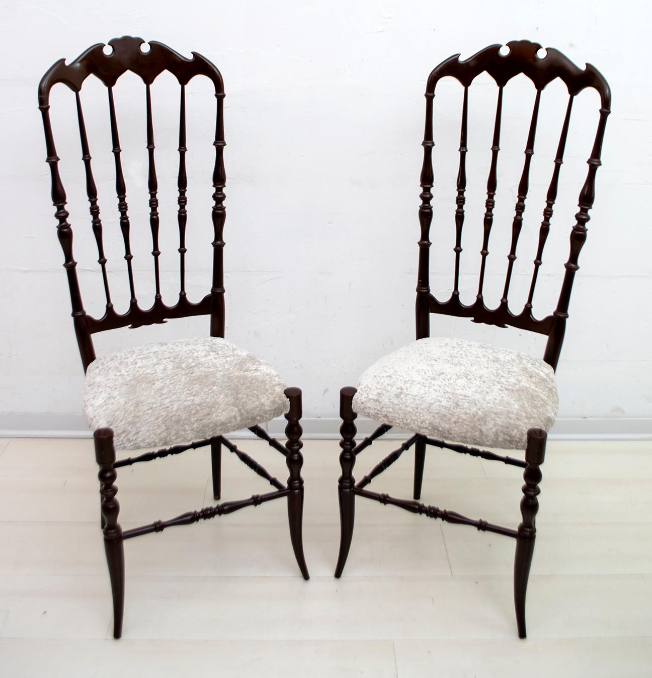 Paar italienische Chiavari-Stühle mit hoher Rückenlehne von Gaetano Descalzi aus der Mitte des Jahrhunderts, 1950er Jahre (Moderne der Mitte des Jahrhunderts) im Angebot