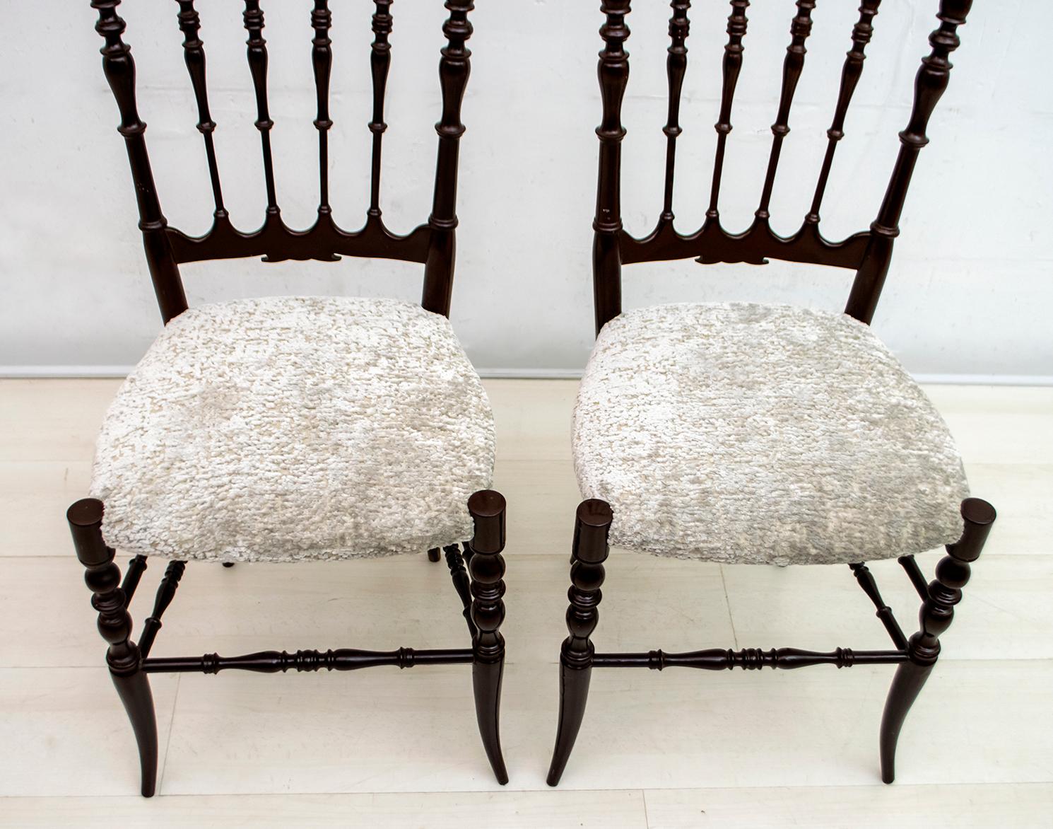Paar italienische Chiavari-Stühle mit hoher Rückenlehne von Gaetano Descalzi aus der Mitte des Jahrhunderts, 1950er Jahre (Samt) im Angebot