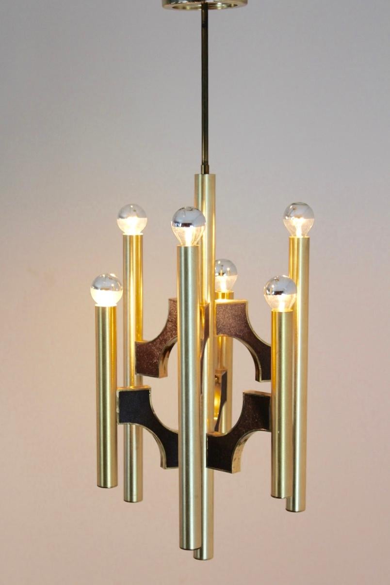 Very beautiful set of two Gaetano Sciolari chandeliers in brass and black with 6-light bulbs each. Hanging on a massive brass bar. Nice geometric structure and with a perfect style and fantastic light effect. Newly wired and in very good condition.