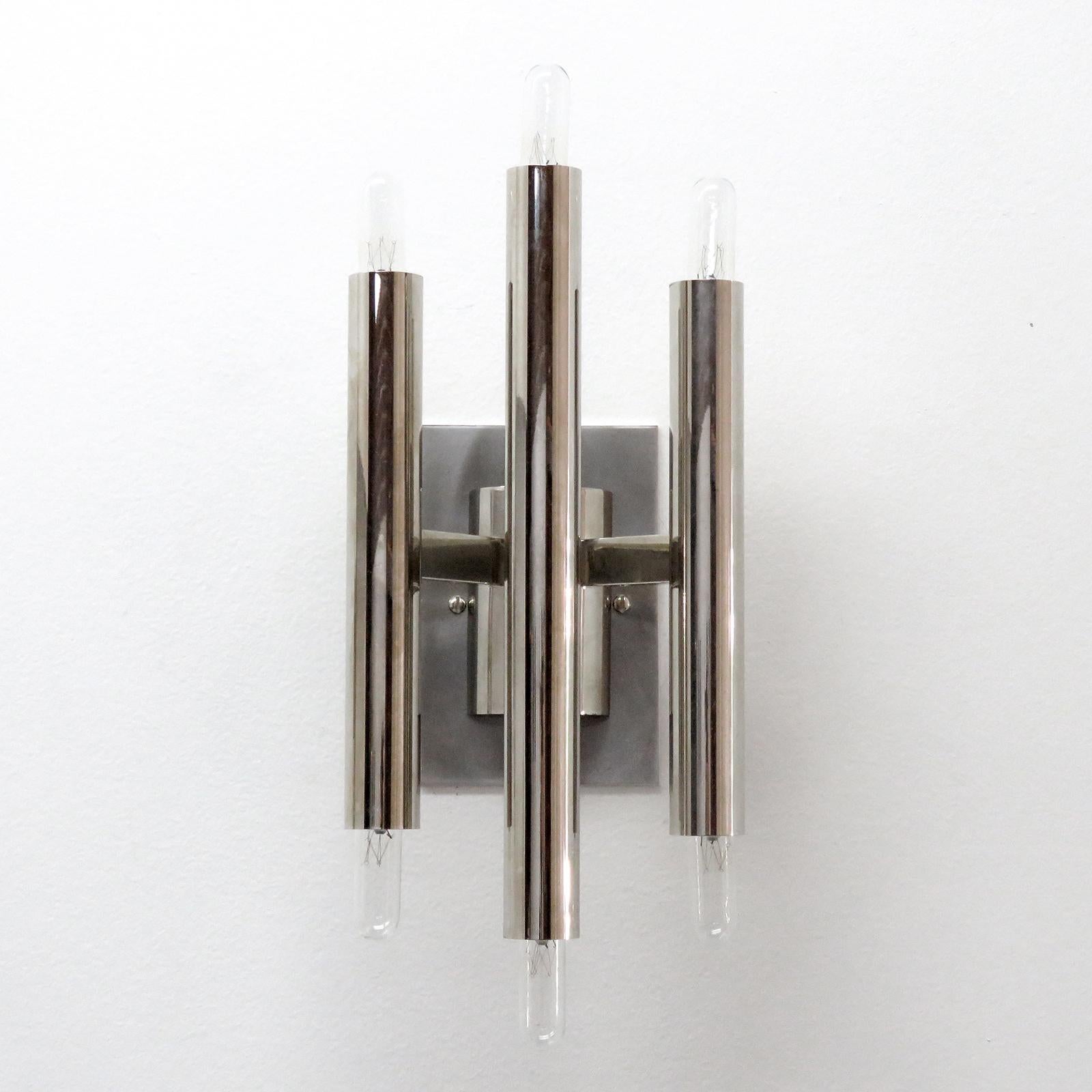 Estupenda pareja de apliques geométricos de Gaetano Sciolari con tres velas dobles niqueladas. Seis enchufes E12 por aparato, cableados según las normas de EE.UU., potencia máxima de 40 vatios cada uno o equivalente LED,  bombillas suministradas