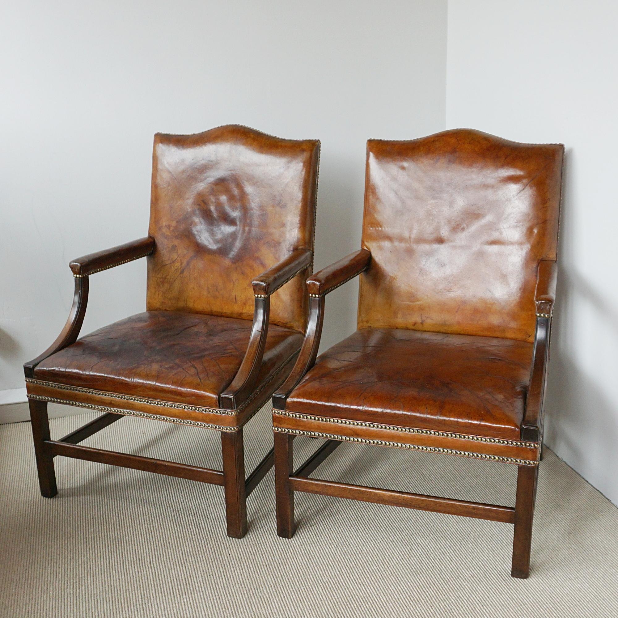 Anglais Paire de fauteuils de la bibliothèque de Gainsborough anglais, vers 1890 en vente