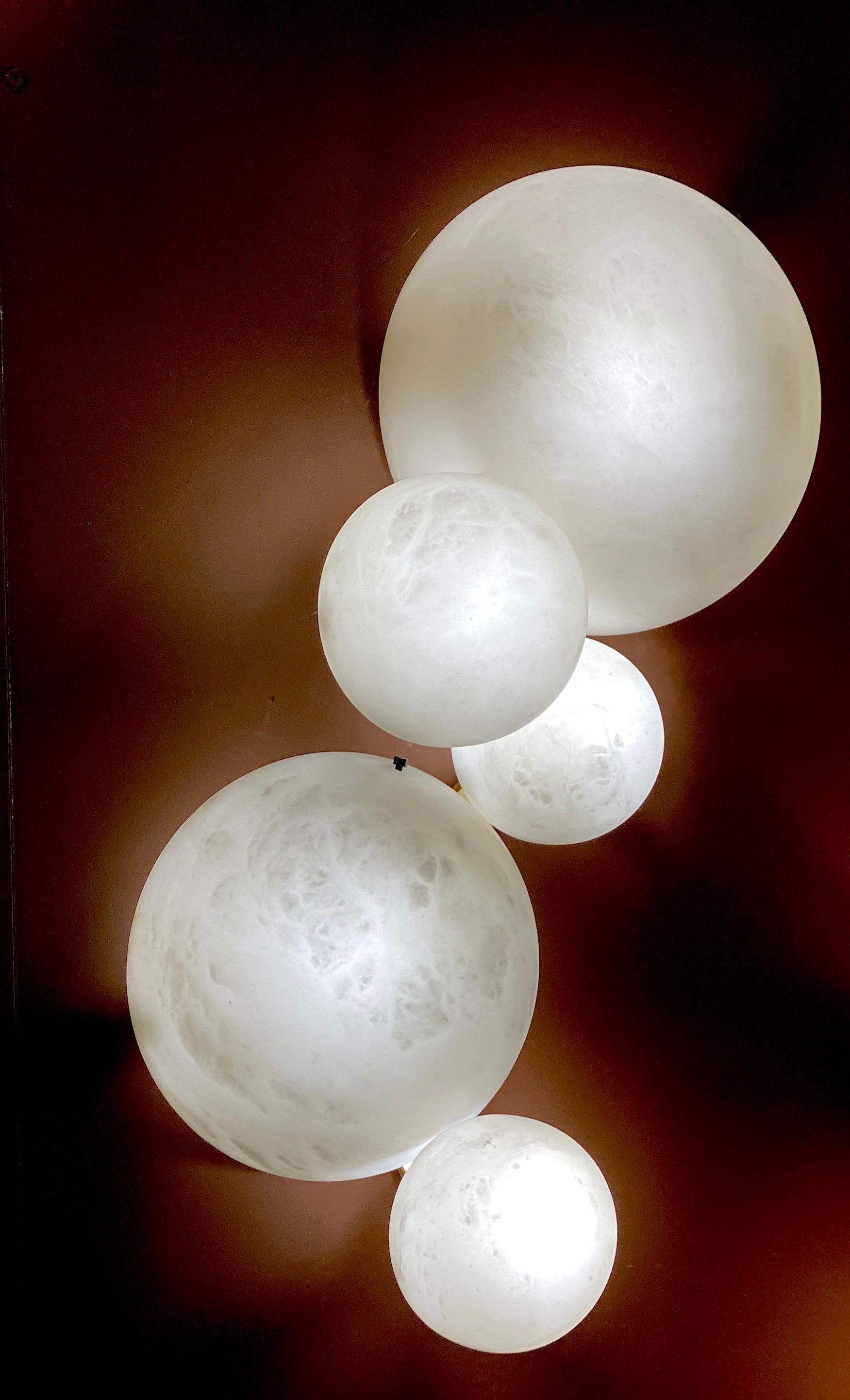 Pareja de apliques Globe Lighting de mármol de alabastro italiano contemporáneo Galaxy en venta 3