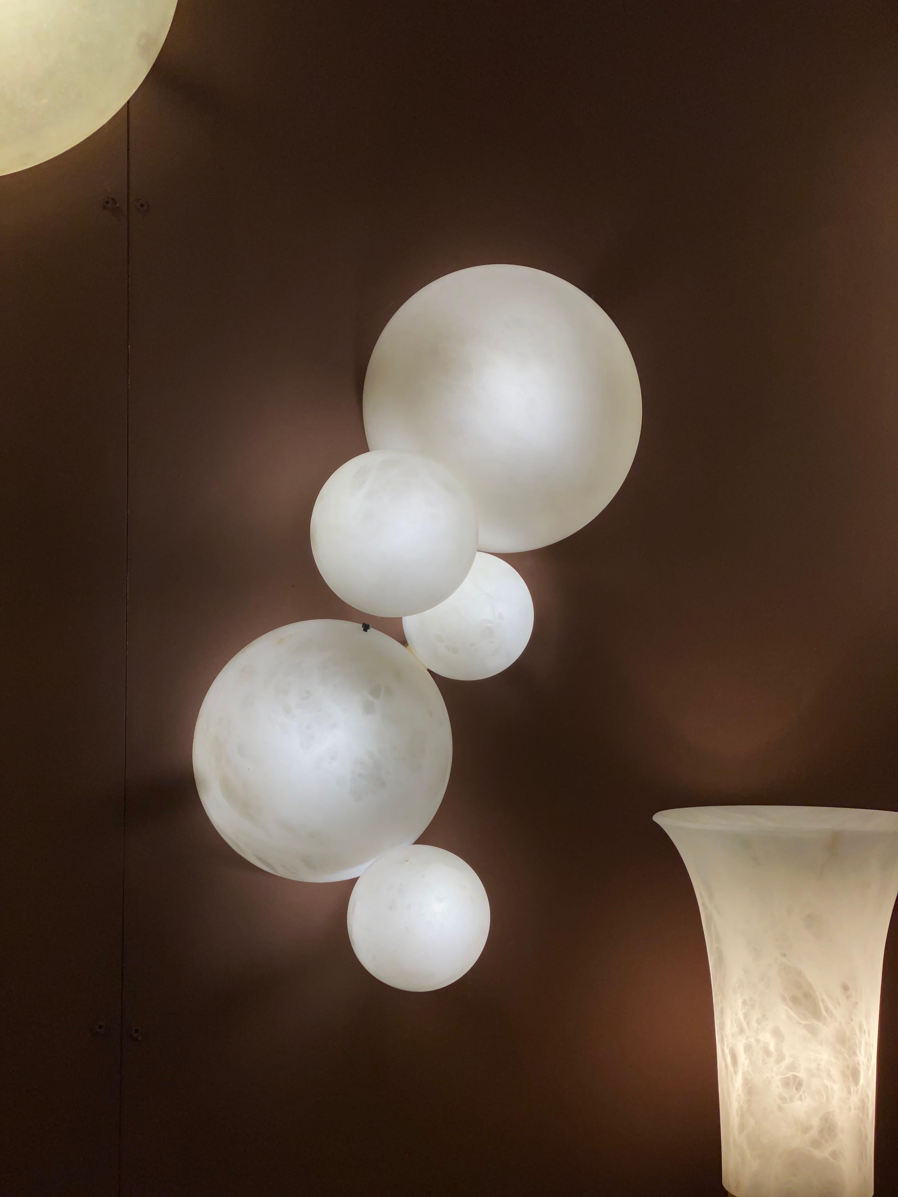 Pareja de apliques Globe Lighting de mármol de alabastro italiano contemporáneo Galaxy en venta 7