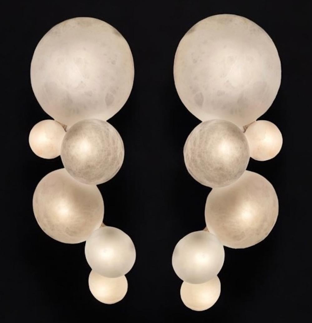 Pareja de apliques Globe Lighting de mármol de alabastro italiano contemporáneo Galaxy en Nuevo estado para la venta en Rome, IT