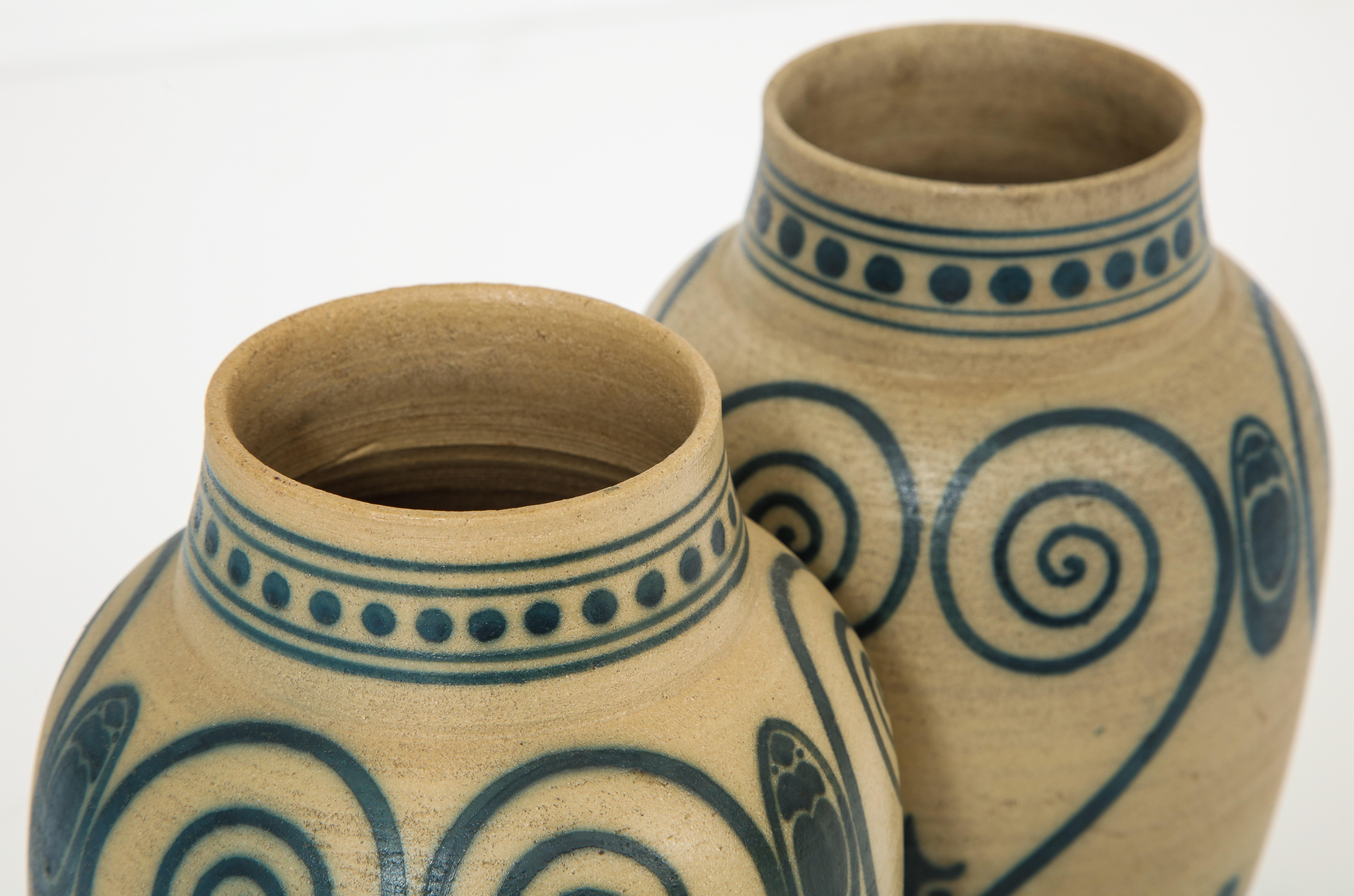 Paire de délicieux vases en verre salé de Galileo Chini. Les motifs se composent de scarabées, de cœurs, de volutes, de points et de lignes. 

Galileo Chini (Florence, 1873-1956) est l'un des artistes européens les plus importants de la période de