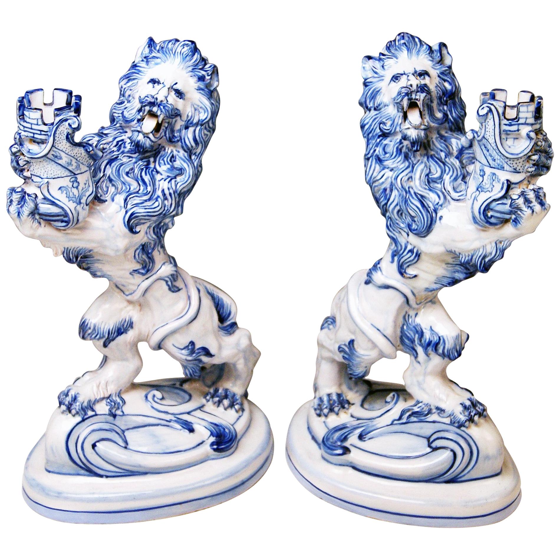 Paire de Lions à pied et de Lions rugissants en faïence de A. Clement Gallé circa 1892 en vente
