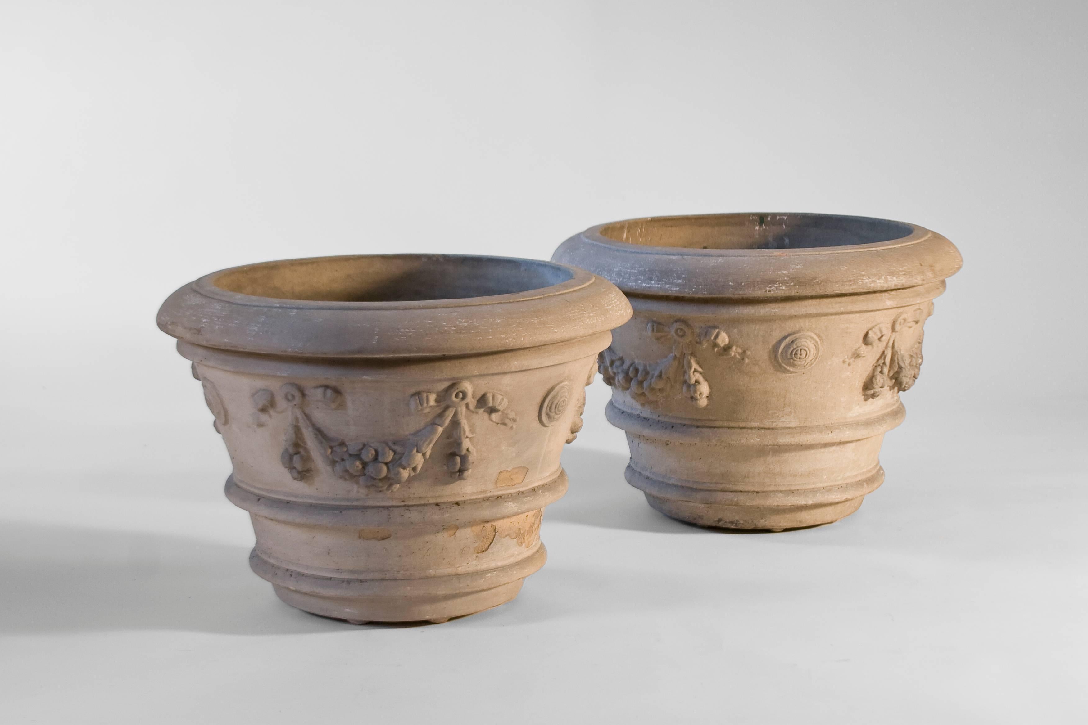 Des pots joliment tournés de manière classique avec des guirlandes de vignes fruitières et des médaillons. Timbre Galloway sur l'intérieur des pots.