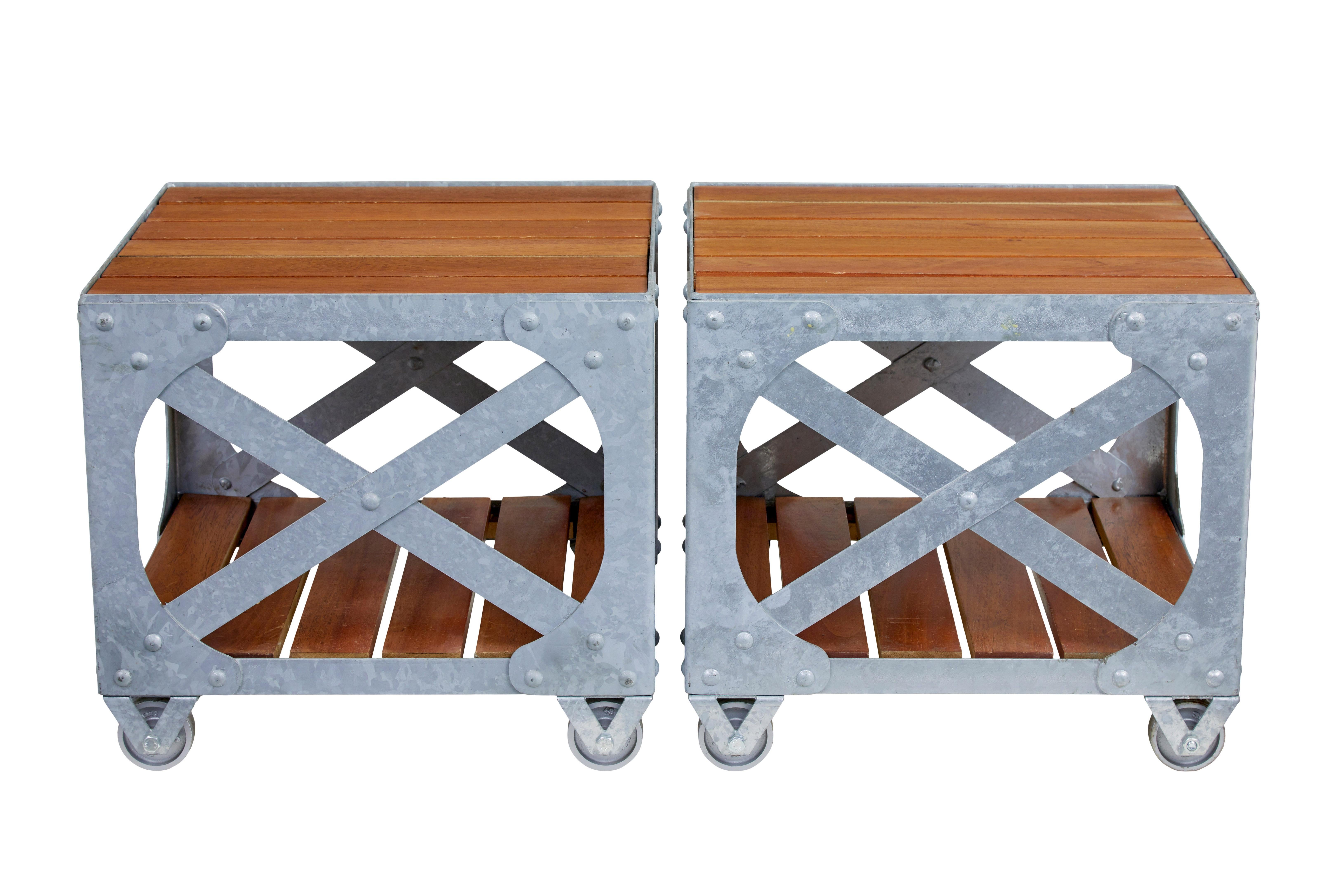 Paar Beistelltische aus galvanisiertem Stahl und Teakholz im Industriestil (Industriell) im Angebot
