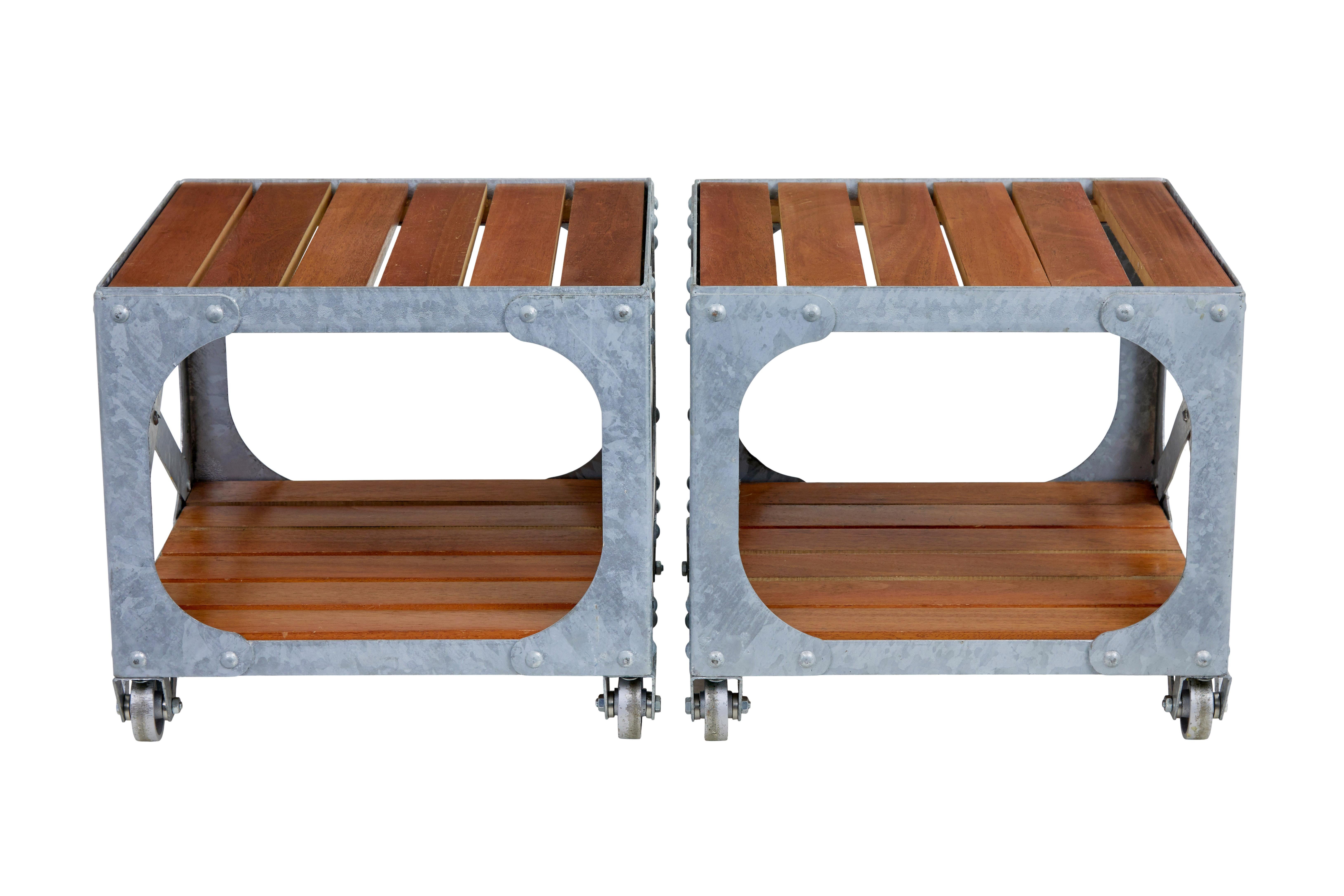 Paar Beistelltische aus galvanisiertem Stahl und Teakholz im Industriestil (Englisch) im Angebot