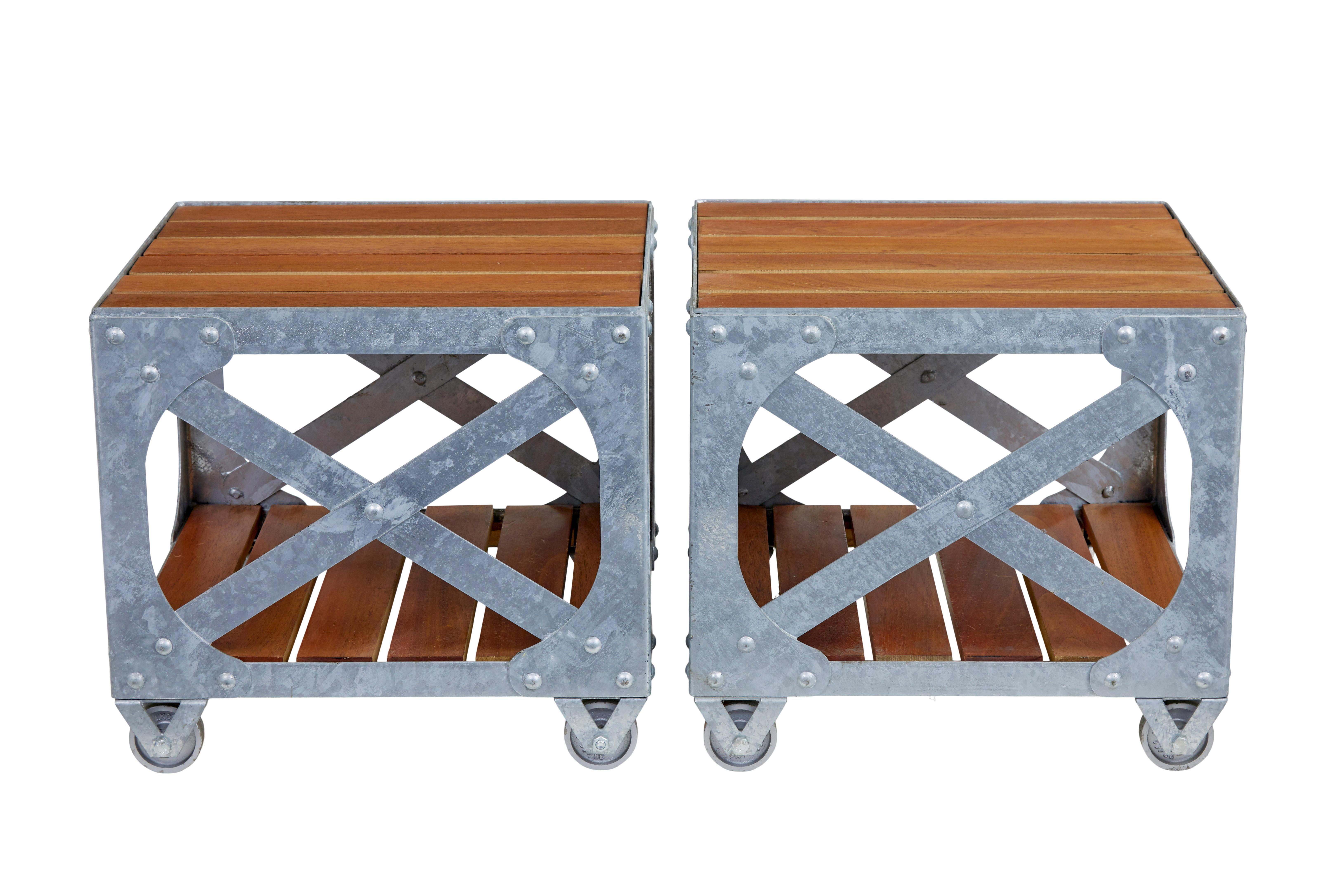Paar Beistelltische aus galvanisiertem Stahl und Teakholz im Industriestil (Handgefertigt) im Angebot