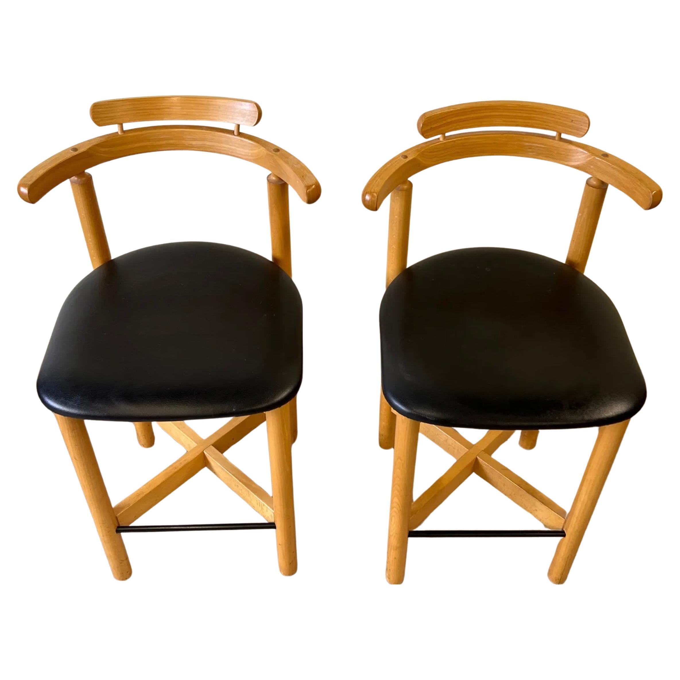 Paire de tabourets de bar modernes danois Gangsø Møbler avec base en X. Tabourets de comptoir en bois blond avec assise en tissu noir. Fabriqué au Danemark Situé à Brooklyn NYC.

34