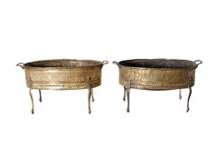 Paire de braseros de jardin en cuivre repoussé et doré, laiton fe