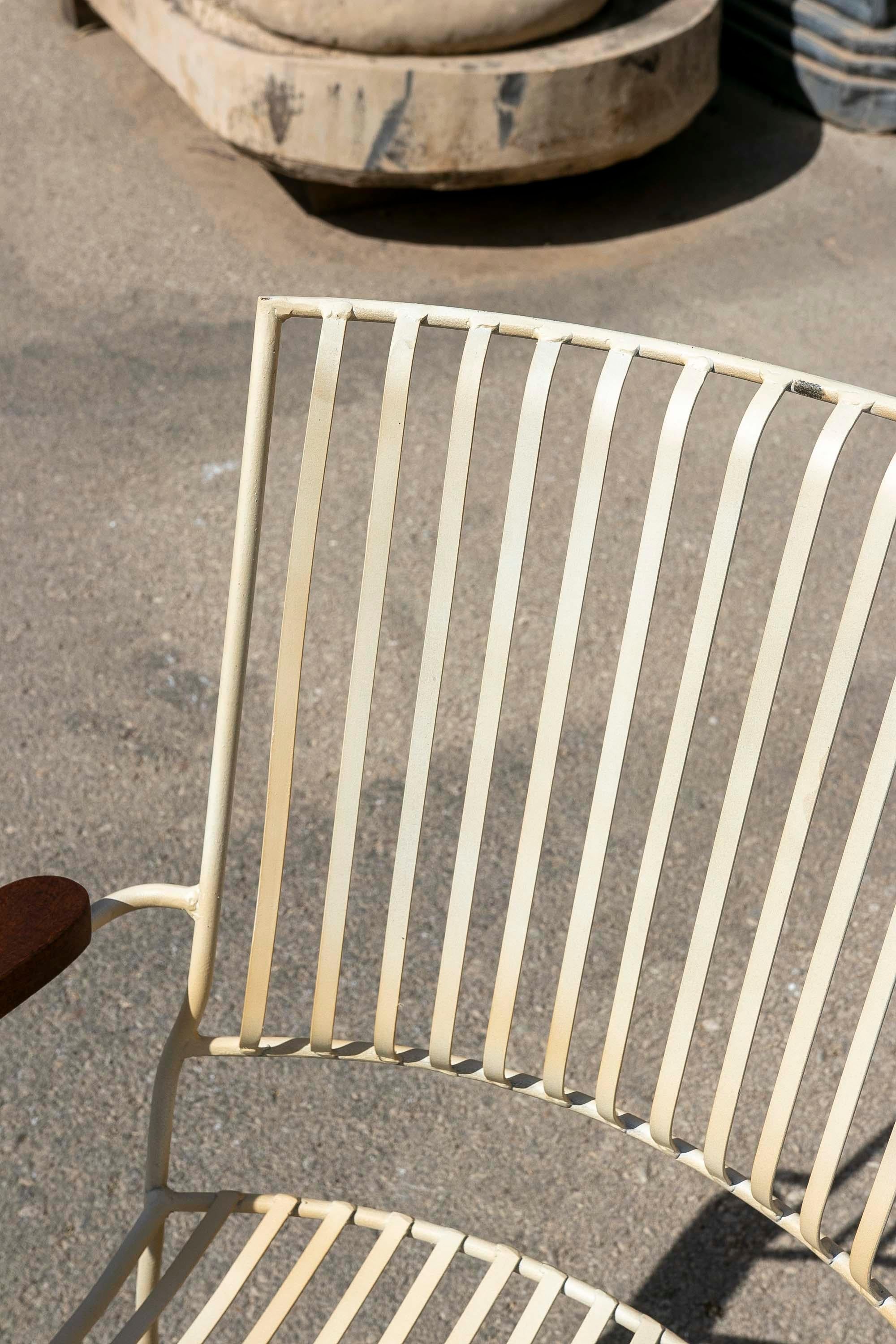Paire de chaises de jardin en fer avec accoudoirs en bois  en vente 7