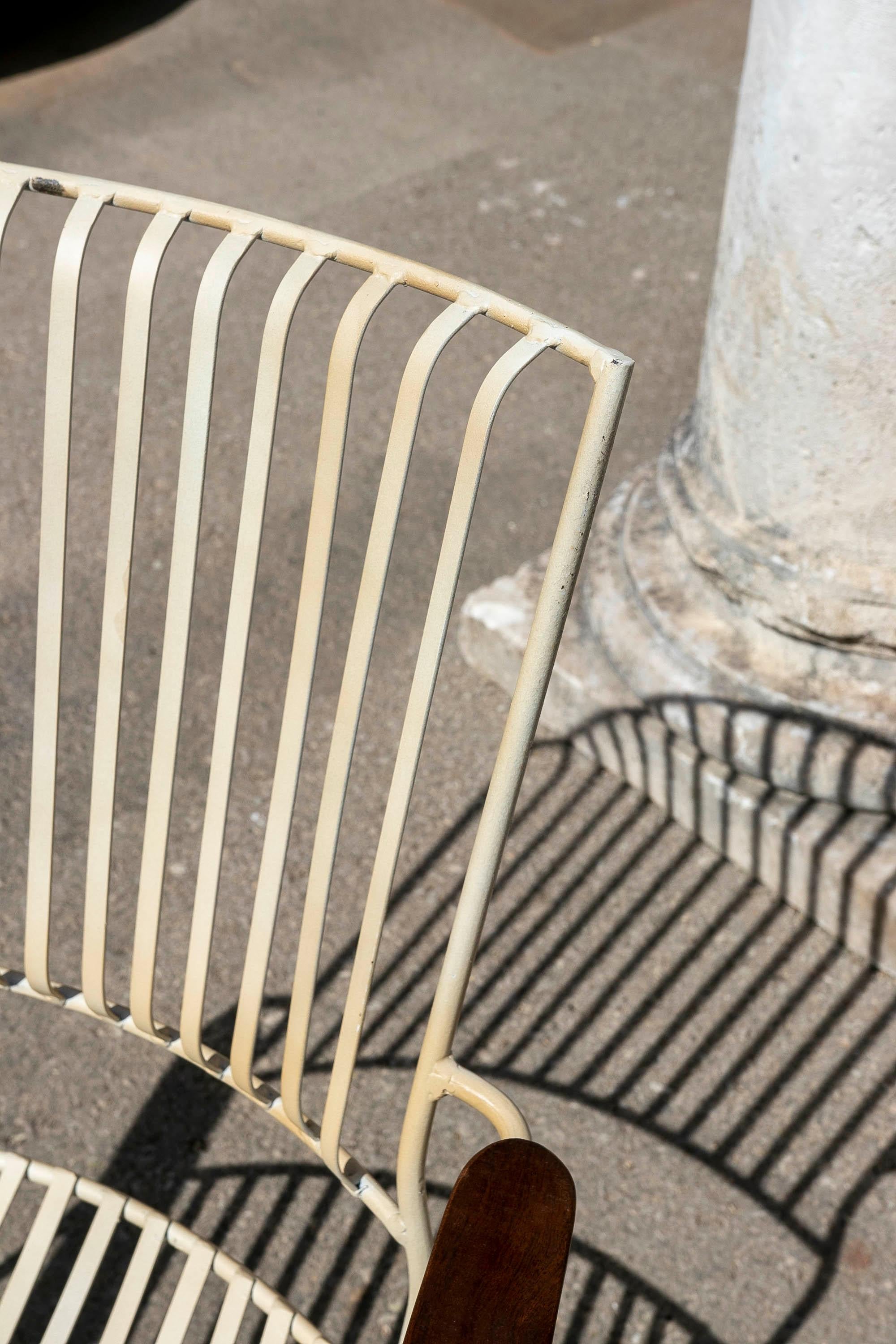 Paire de chaises de jardin en fer avec accoudoirs en bois  en vente 9