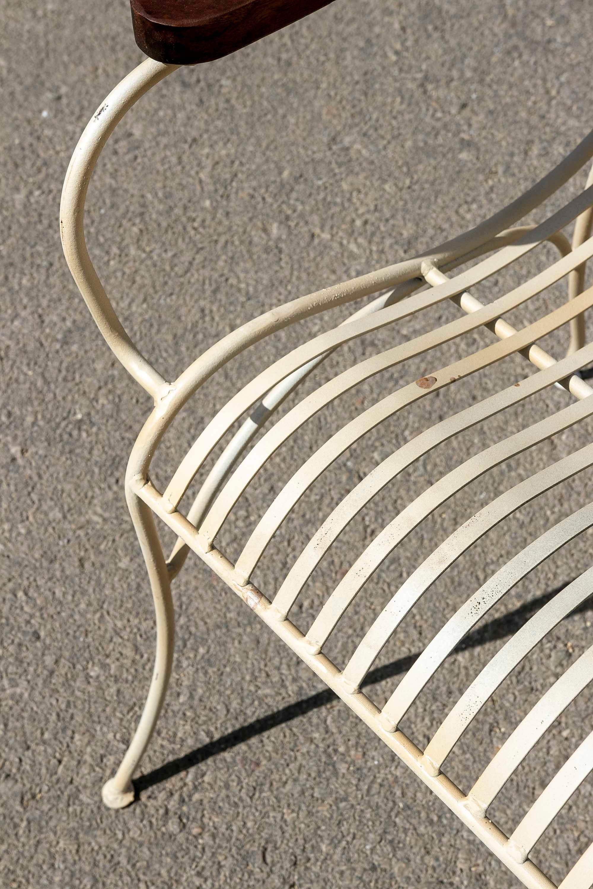 Paire de chaises de jardin en fer avec accoudoirs en bois  en vente 10