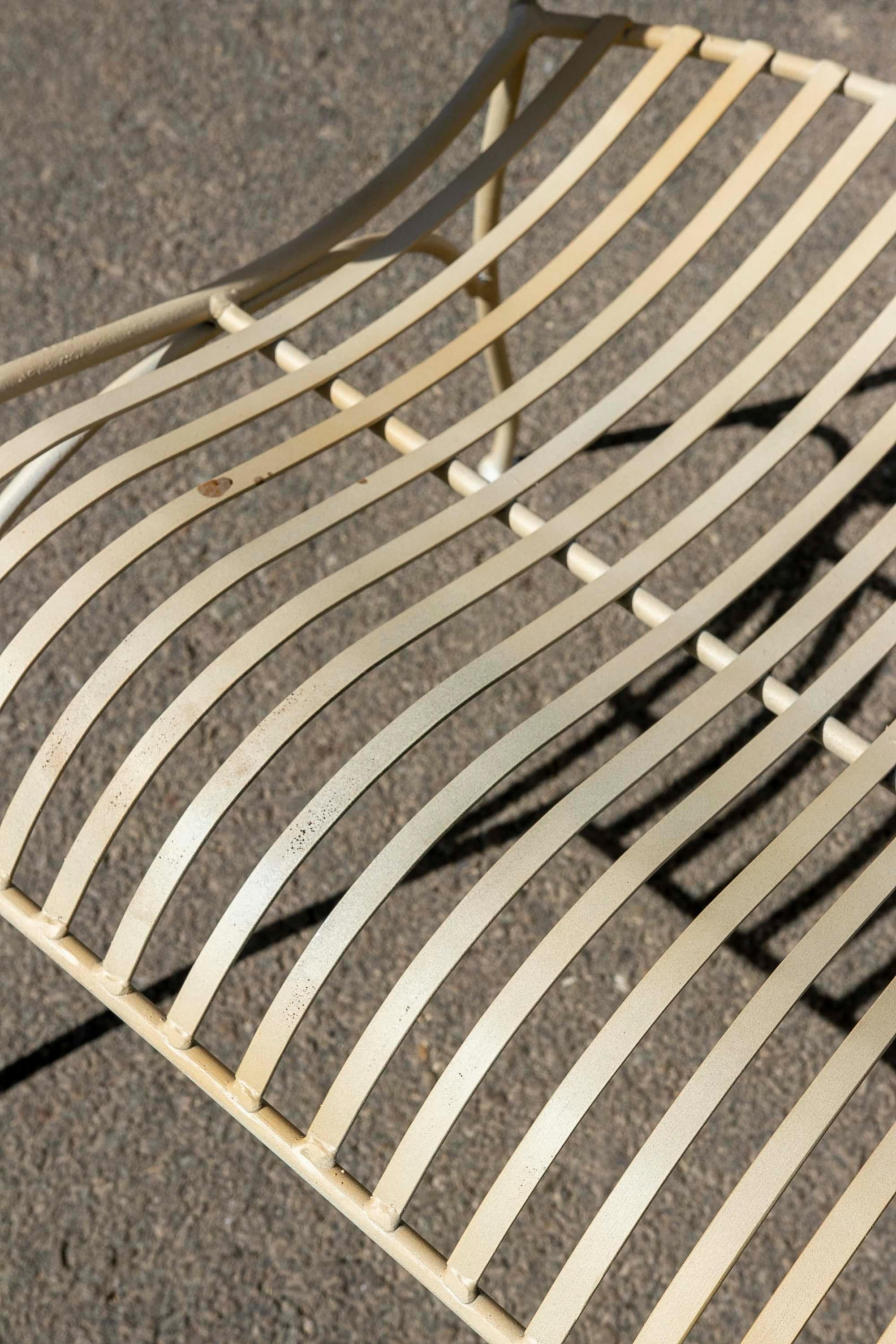Paire de chaises de jardin en fer avec accoudoirs en bois  en vente 11