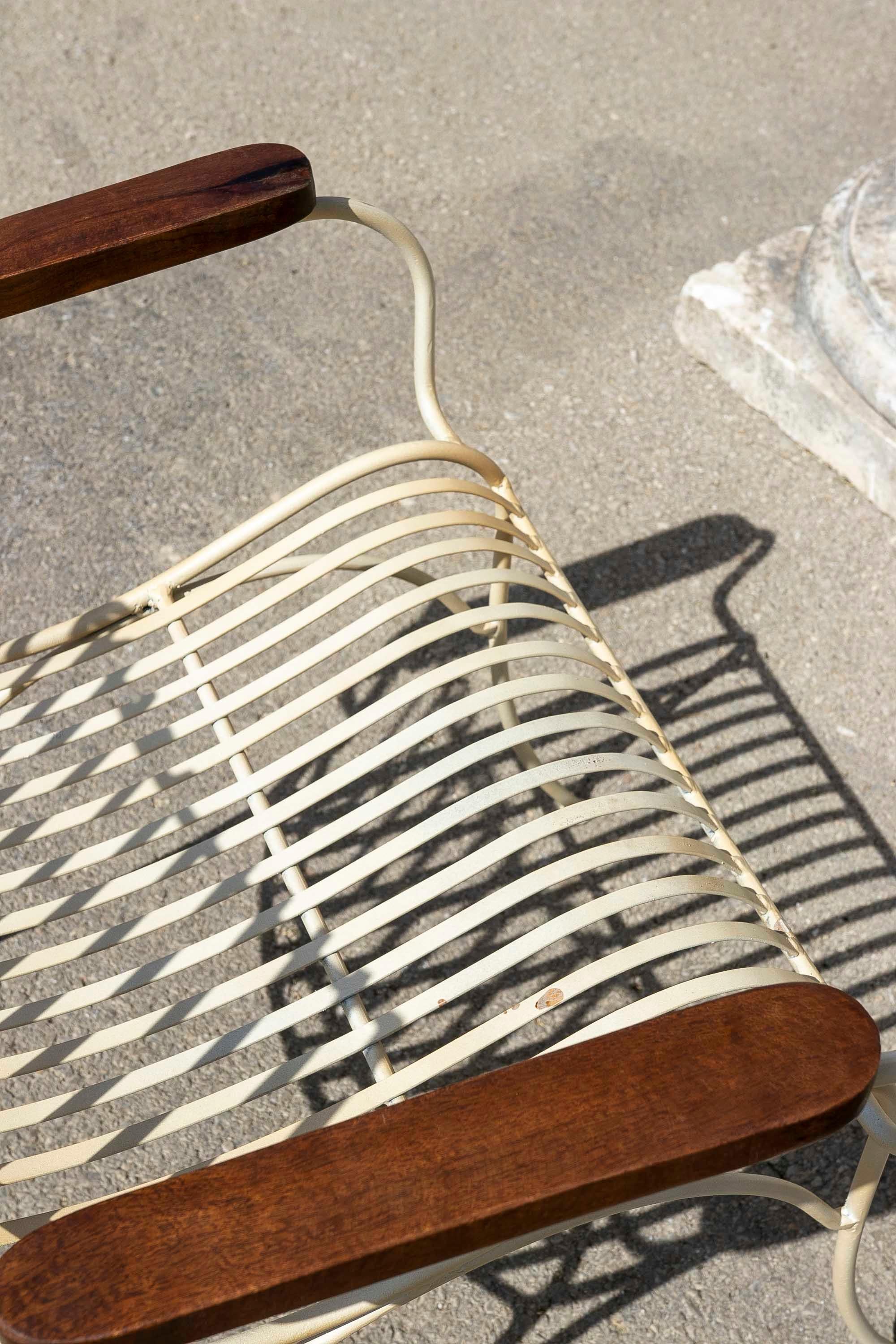 Paire de chaises de jardin en fer avec accoudoirs en bois  en vente 15