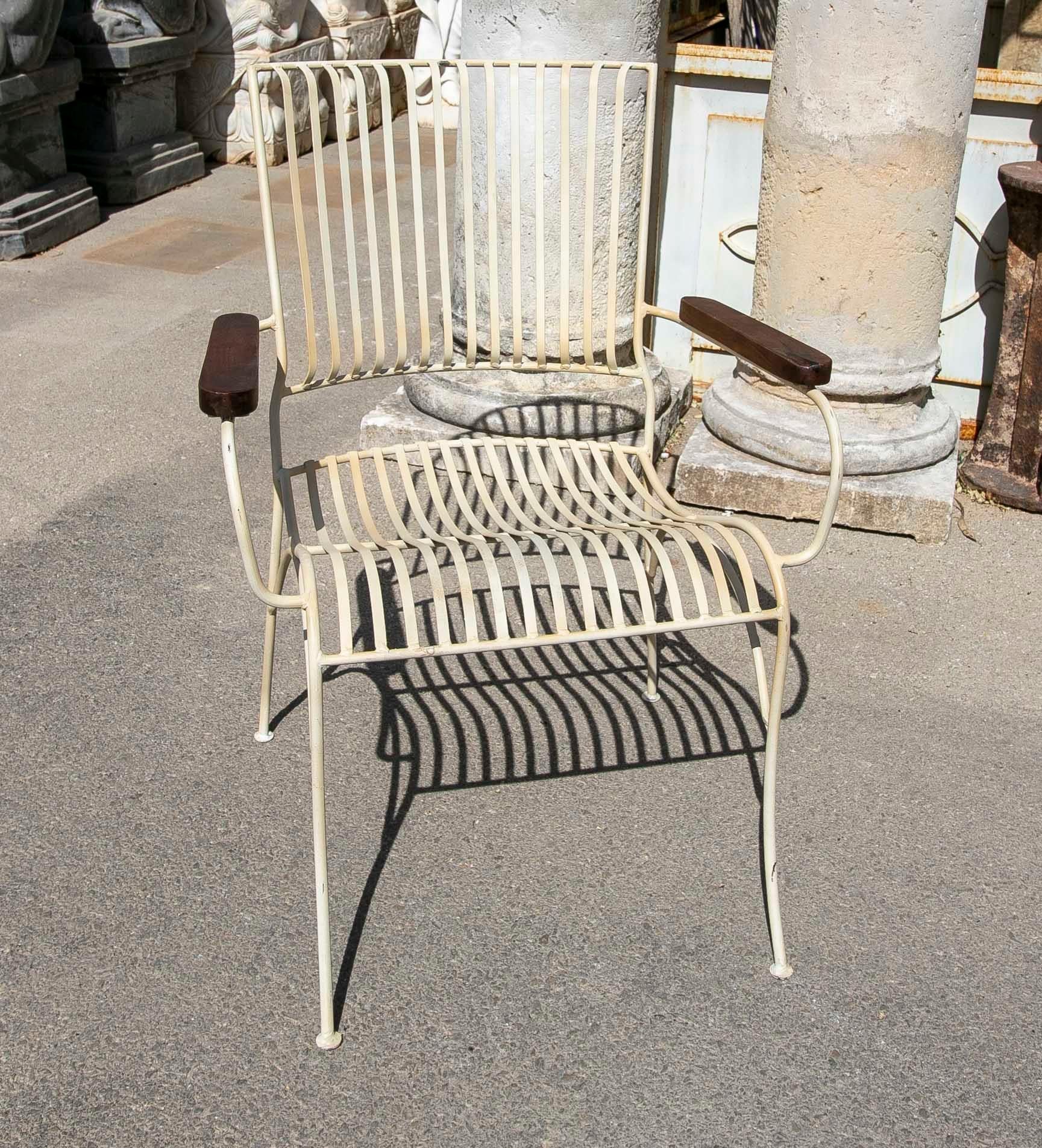 Paire de chaises de jardin en fer avec accoudoirs en bois  Bon état - En vente à Marbella, ES