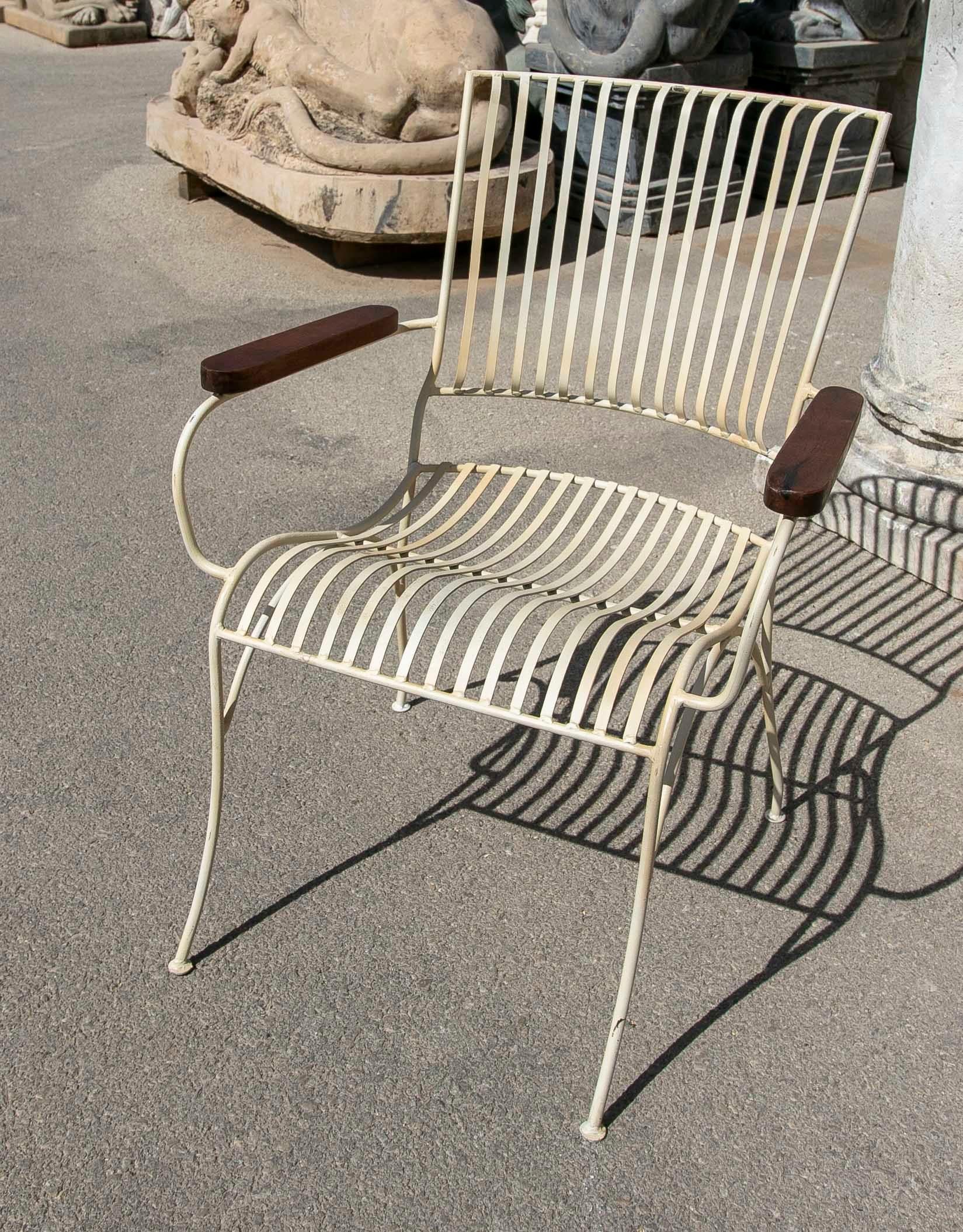 Fer Paire de chaises de jardin en fer avec accoudoirs en bois  en vente