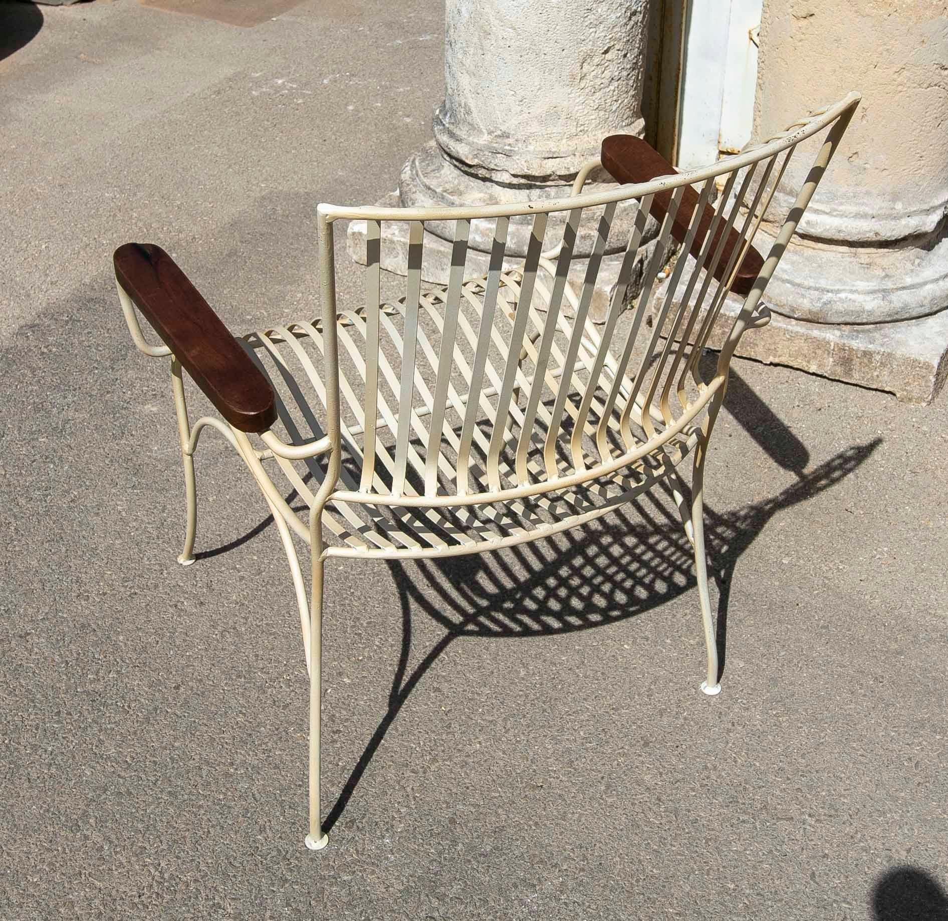 Paire de chaises de jardin en fer avec accoudoirs en bois  en vente 4