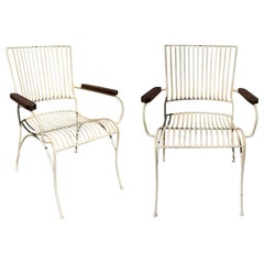 Paire de chaises de jardin en fer avec accoudoirs en bois