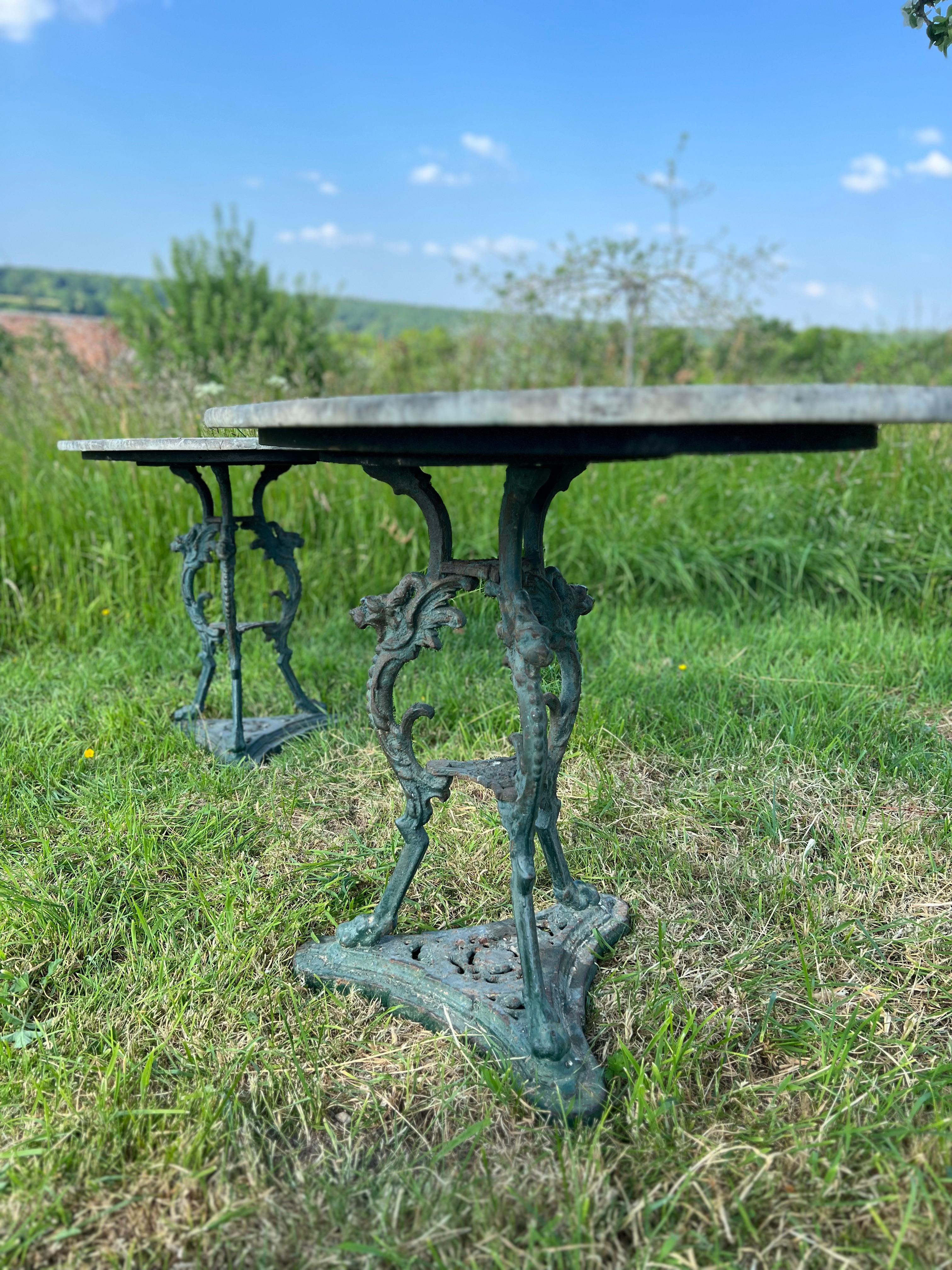 Napoléon III Paire de guéridons de jardin avec plateau en marbre et bases en fonte en vente