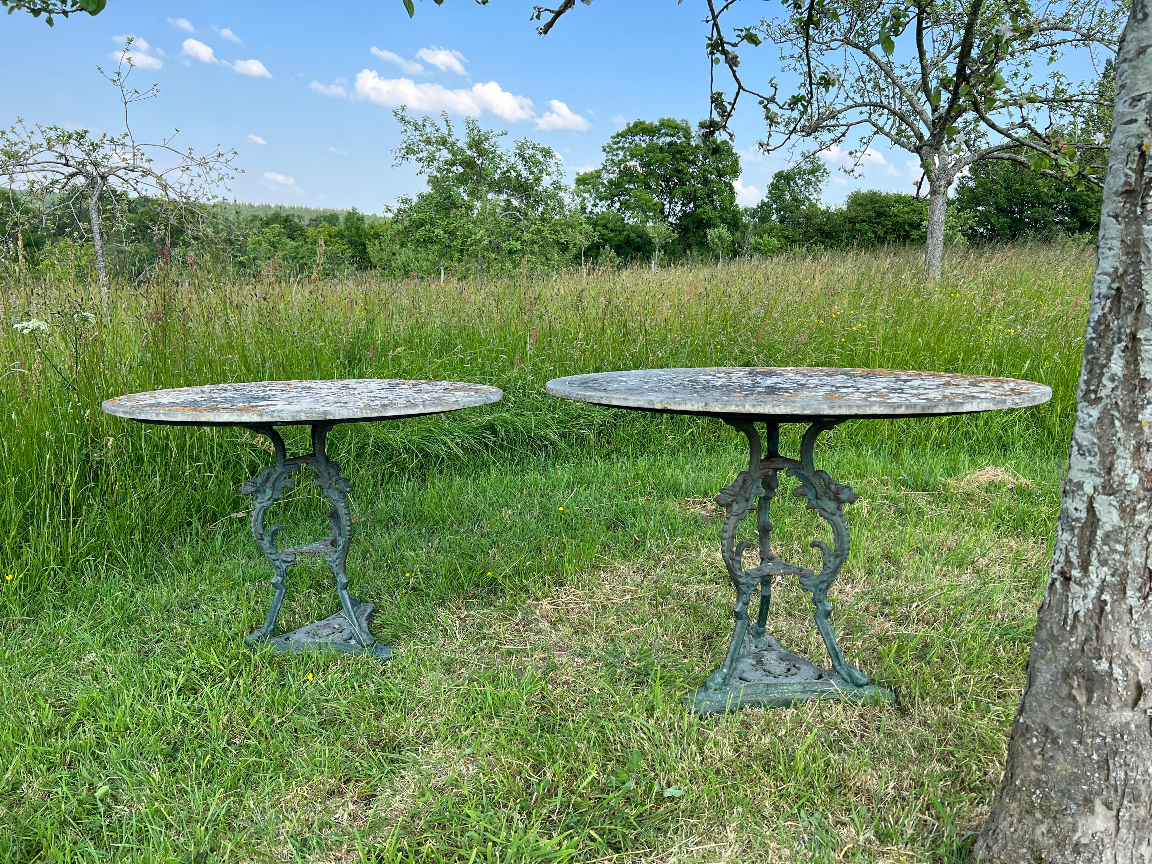 Français Paire de guéridons de jardin avec plateau en marbre et bases en fonte en vente
