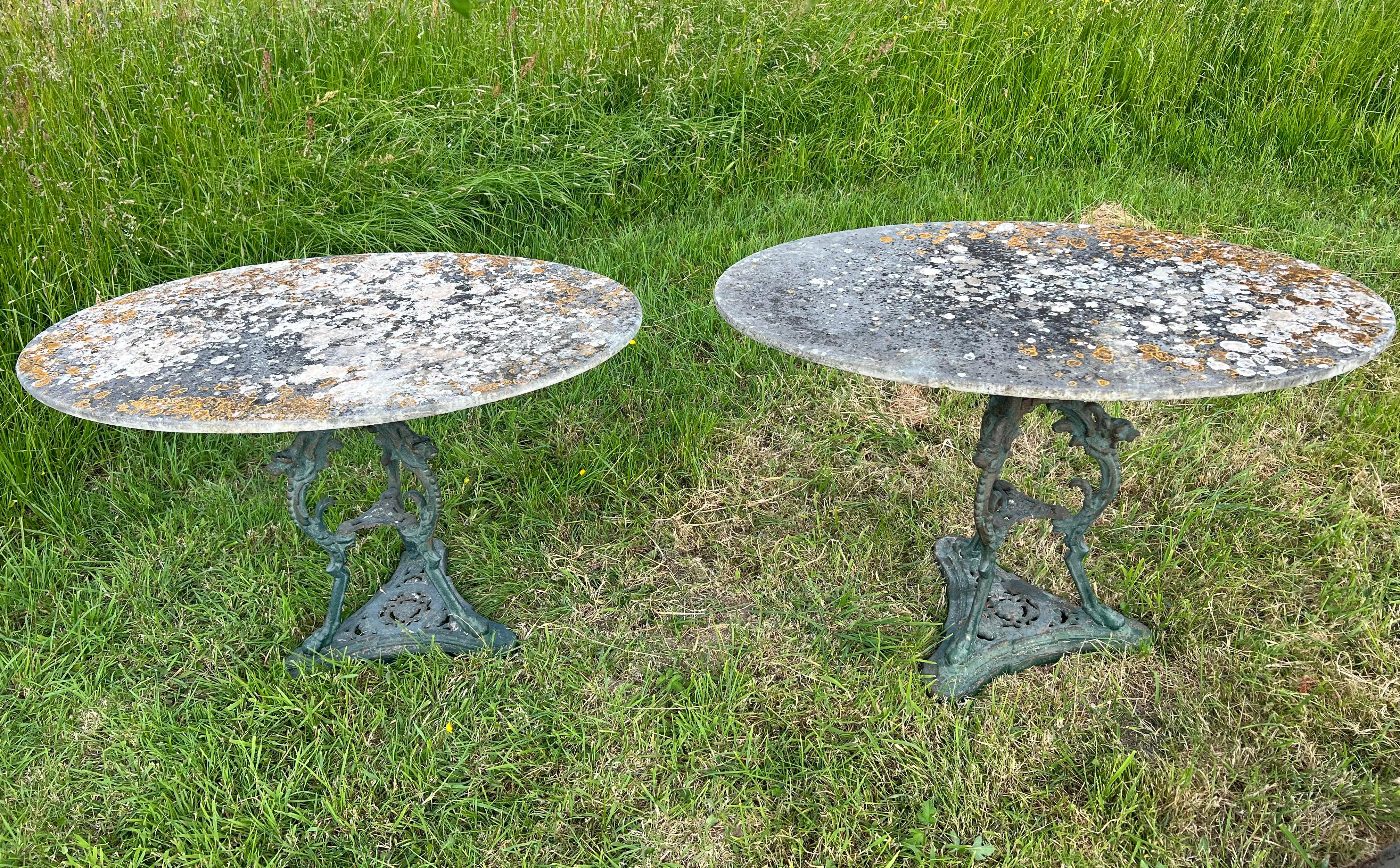 Moulage Paire de guéridons de jardin avec plateau en marbre et bases en fonte en vente
