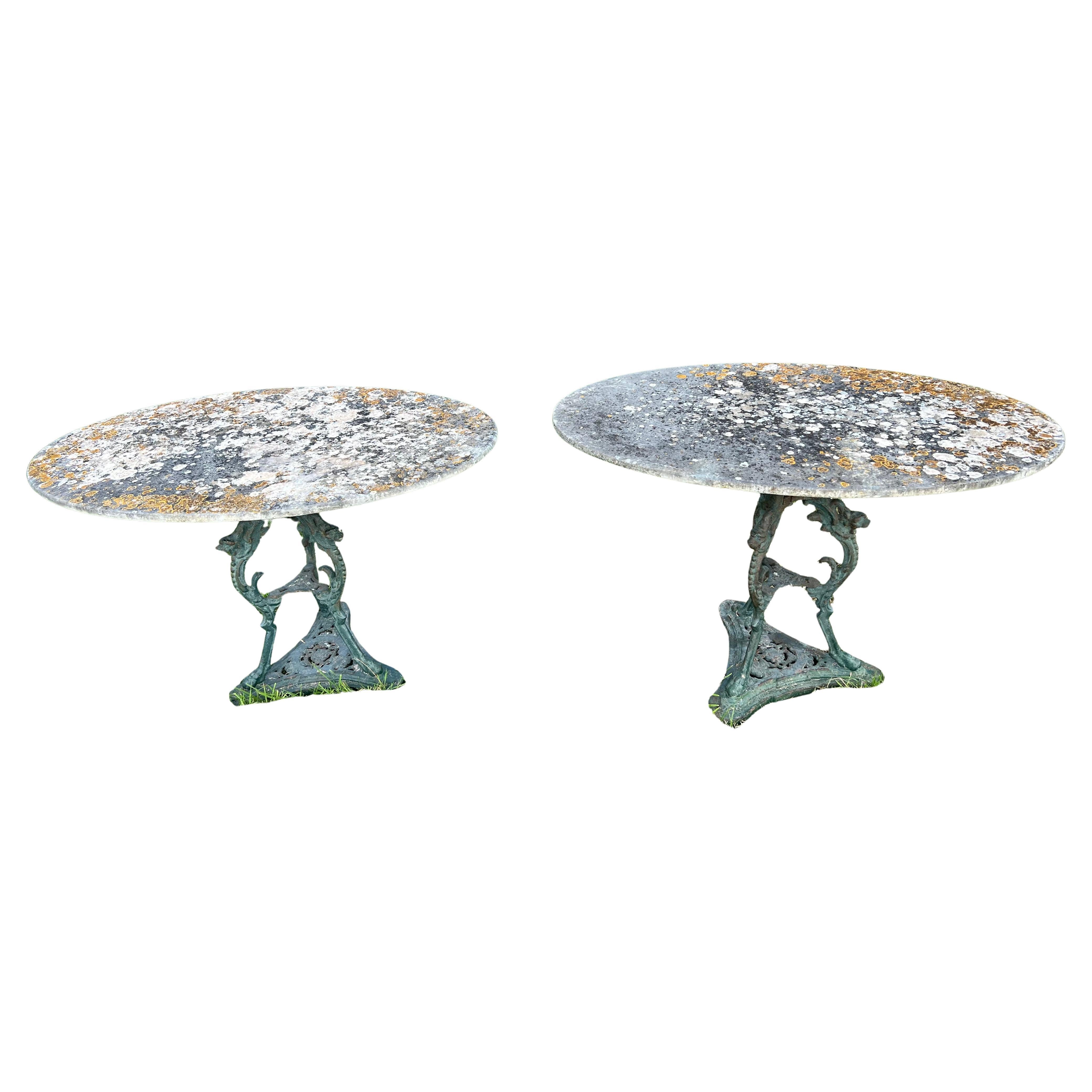 Paire de guéridons de jardin avec plateau en marbre et bases en fonte en vente