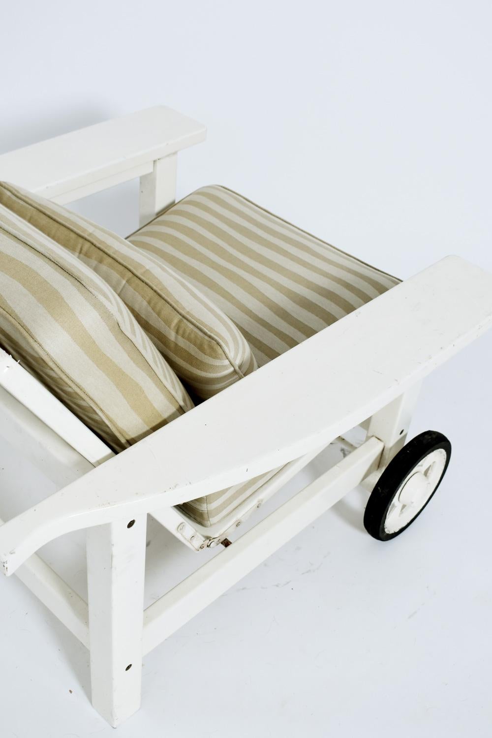 Paire de fauteuils d'extérieur inclinables en bois laqué blanc avec roues à l'avant par 