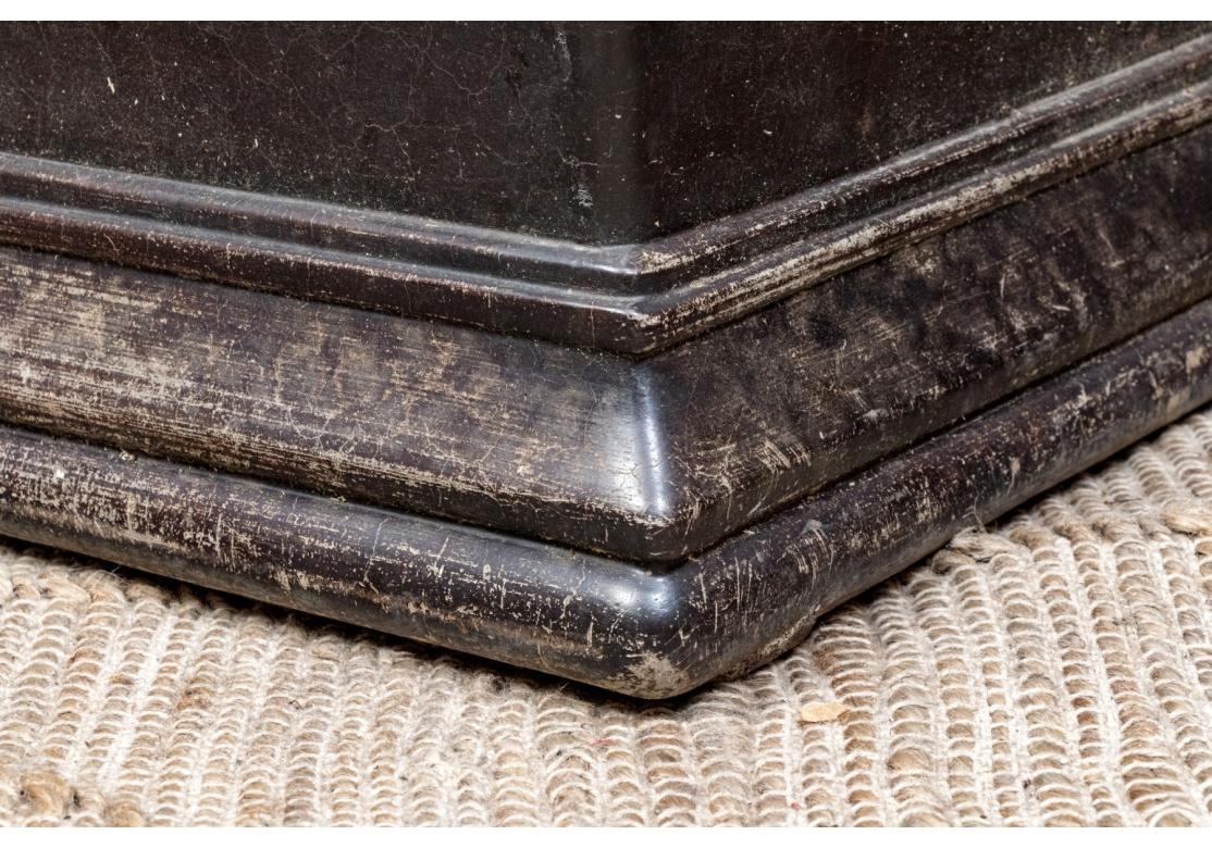 XXIe siècle et contemporain Paire de jardinières en ciment peint A Stone Brand en vente
