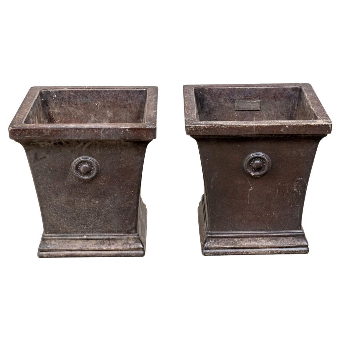 Paire de jardinières en ciment peint A Stone Brand