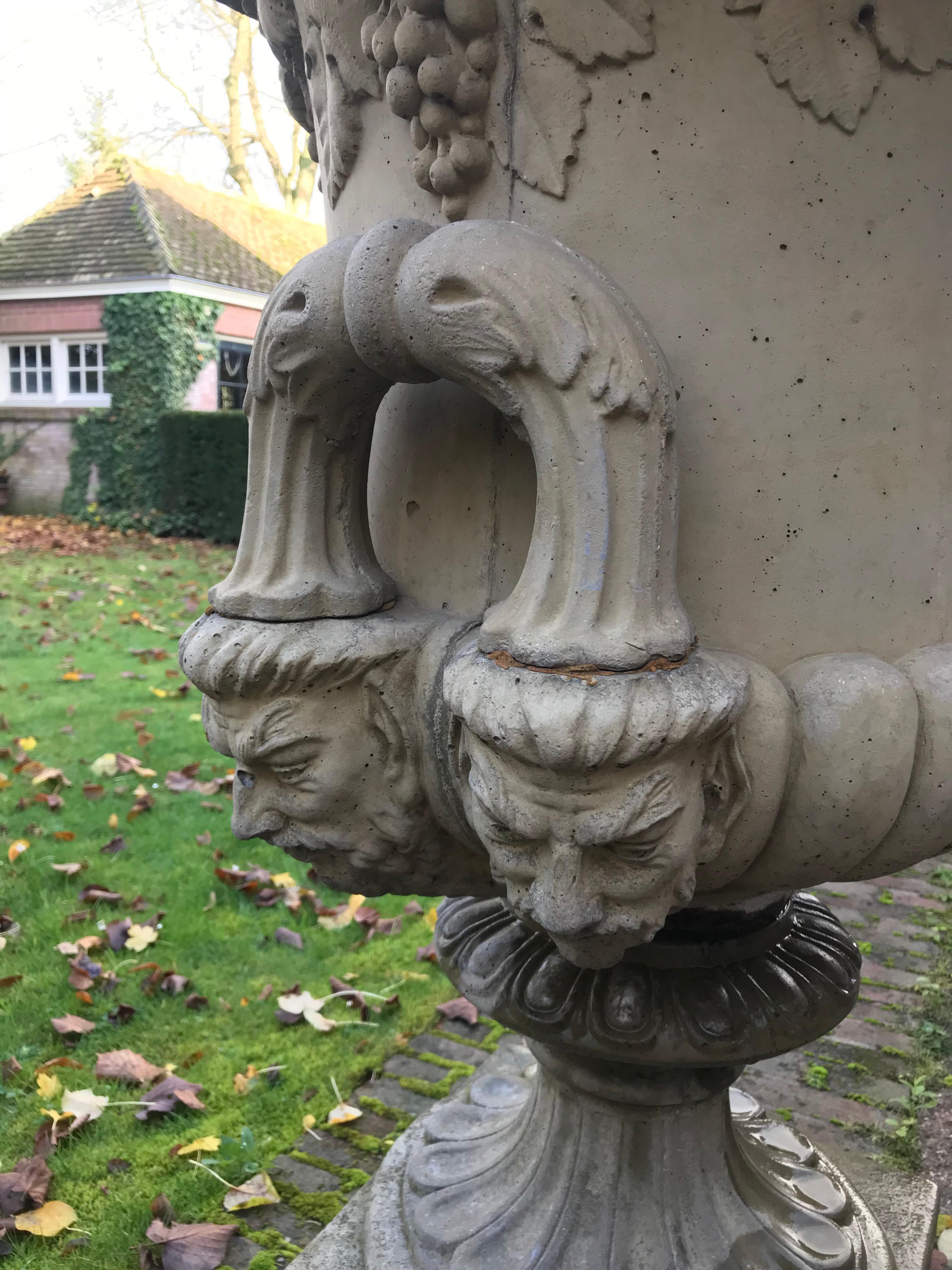 Pair of Garden Urns in Concrete, United Kingdom, 20th Century (Neoklassisches Revival) im Angebot
