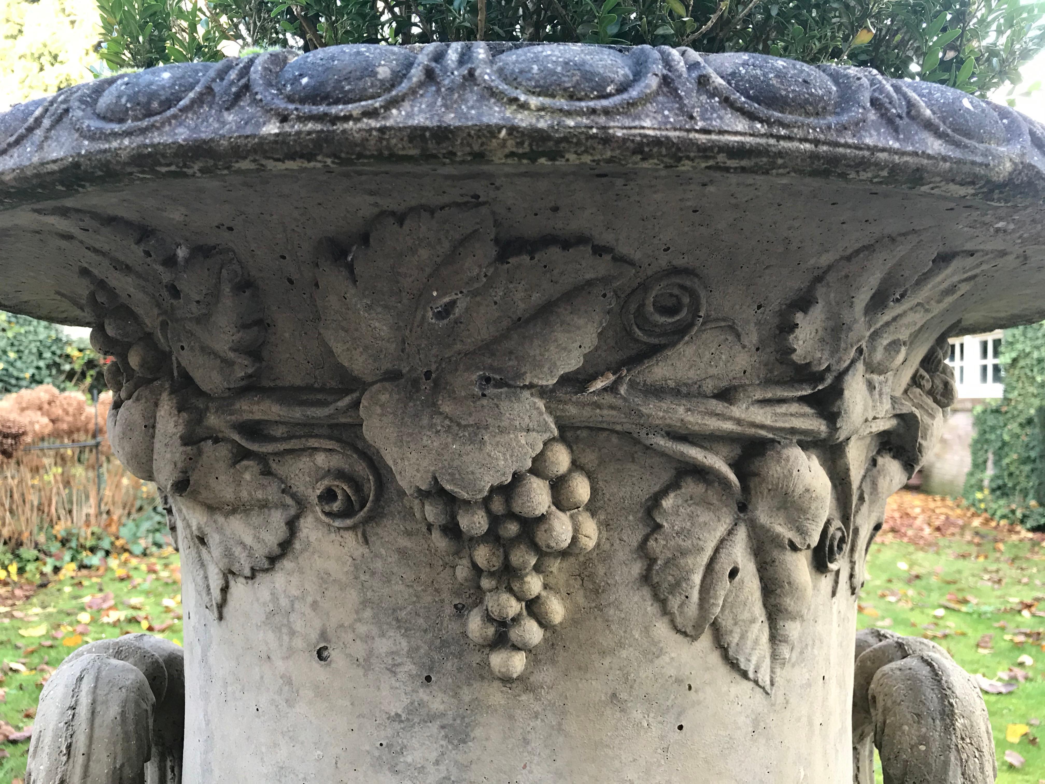 Pair of Garden Urns in Concrete, United Kingdom, 20th Century (Britisch) im Angebot