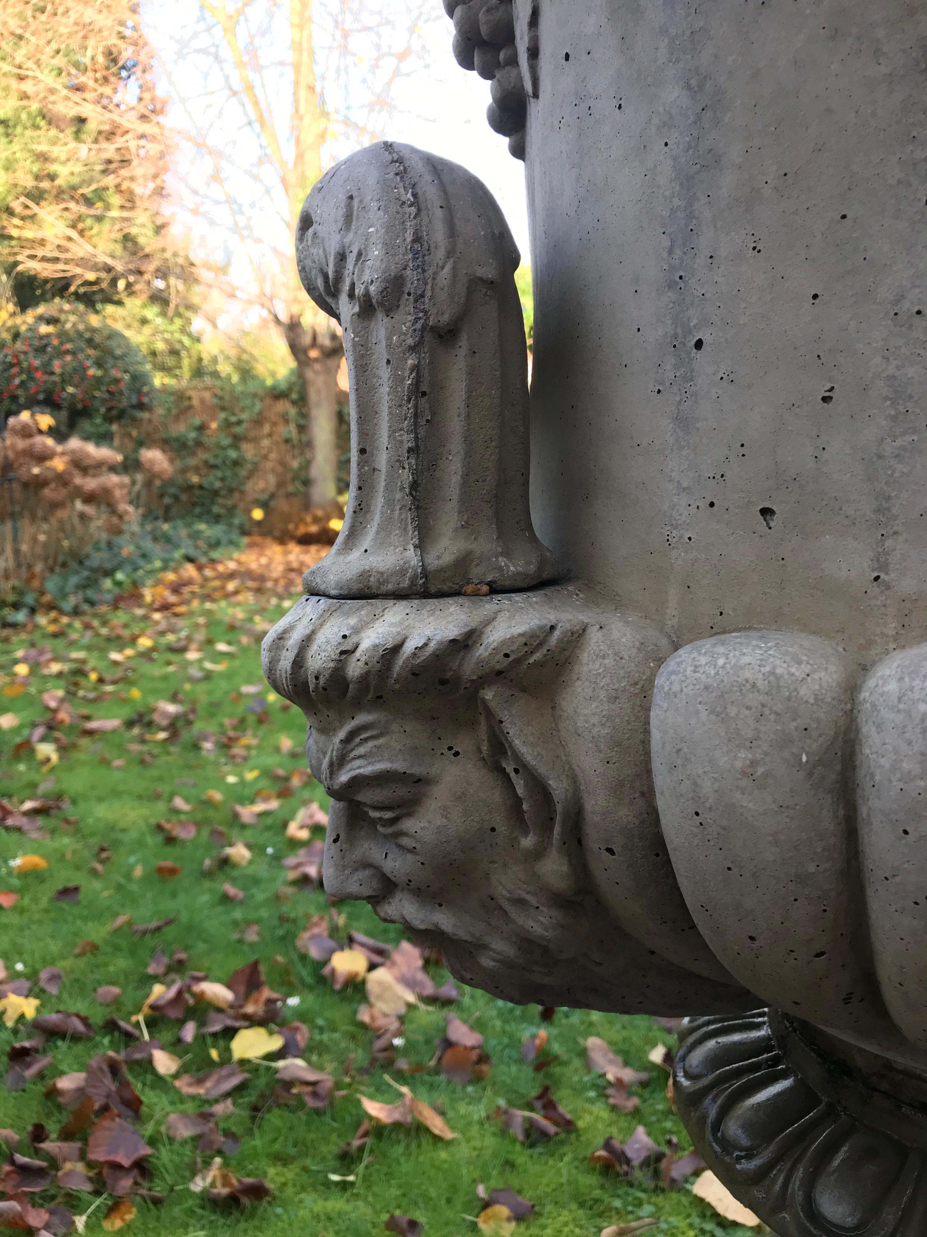 Pair of Garden Urns in Concrete, United Kingdom, 20th Century (Handgefertigt) im Angebot