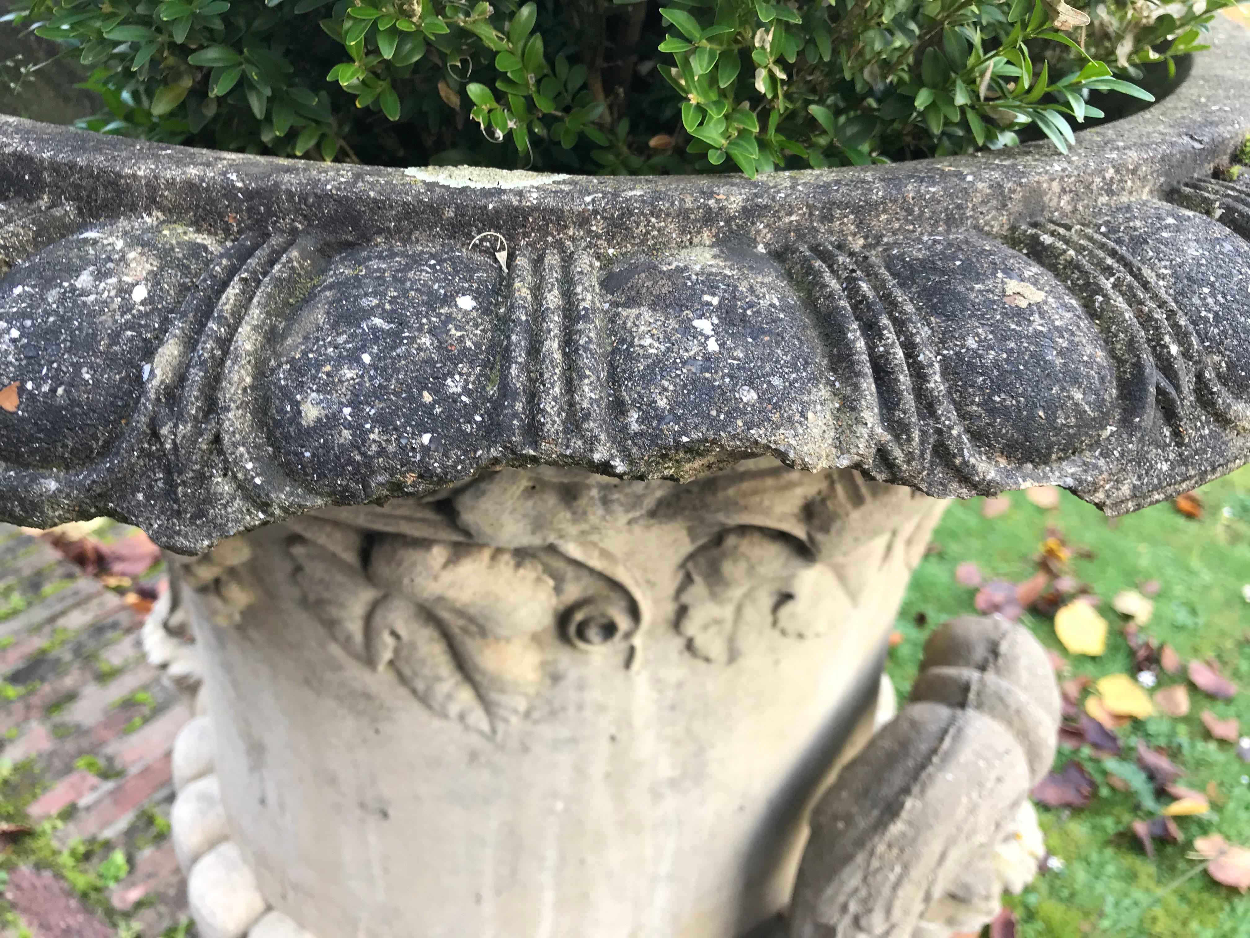 Pair of Garden Urns in Concrete, United Kingdom, 20th Century (Ende des 20. Jahrhunderts) im Angebot